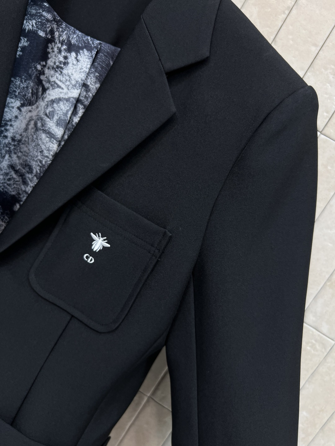 D家 25秋冬新款西装外套 阔版设计感十足的西装外套 时髦又带有气质休闲不失格调 配送刺绣小蜜蜂CD字母