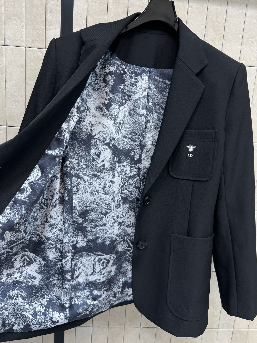 D家 25秋冬新款西装外套 阔版设计感十足的西装外套 时髦又带有气质休闲不失格调 配送刺绣小蜜蜂CD字母