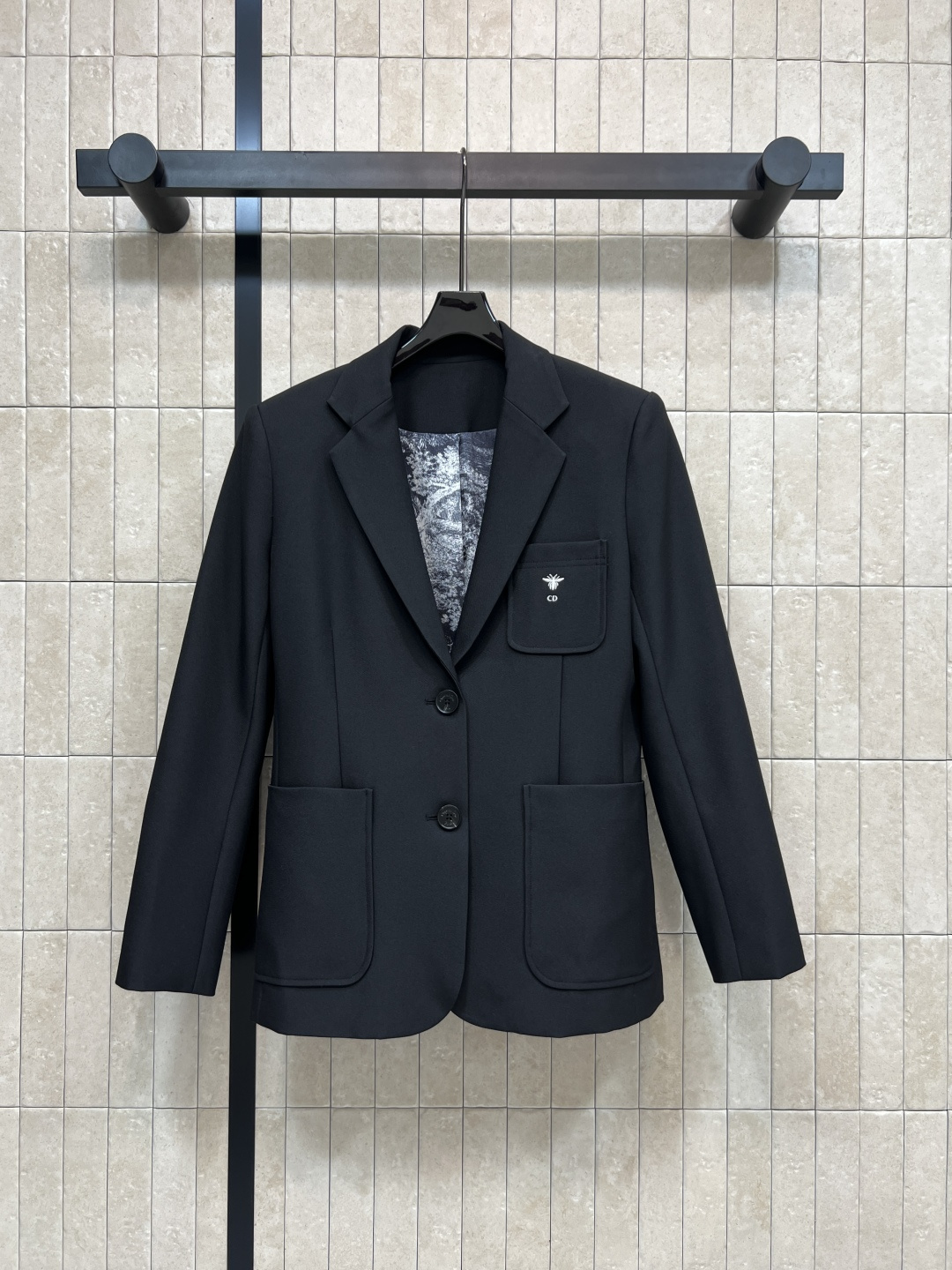 NO:548033,D Home 25 autumn and winter new suit jacket, wide-size design blazer, fashionable and elegant and casual yet stylish, delivery embroidered bee CD letters, mid-length suit, covers flesh and looks slim, the upper body is a delicate girl who can be sweet or salty, Jungle animal printed lining, high-end sense up Size/S-M-L,,dior, jackets & coats,business suit,alexander wang19860909D家 25秋冬新款西装外套 阔版设计感十足的西装外套 时髦又带有气质休闲不失格调 配送刺绣小蜜蜂CD字母 中长款西装 遮肉显瘦绝绝子 上身就是可甜可盐的精致女孩 丛林动物印花内衬高级感up Size/S-M-L,,dior,jackets & coats,business suit,alexander wang,Women's clothing