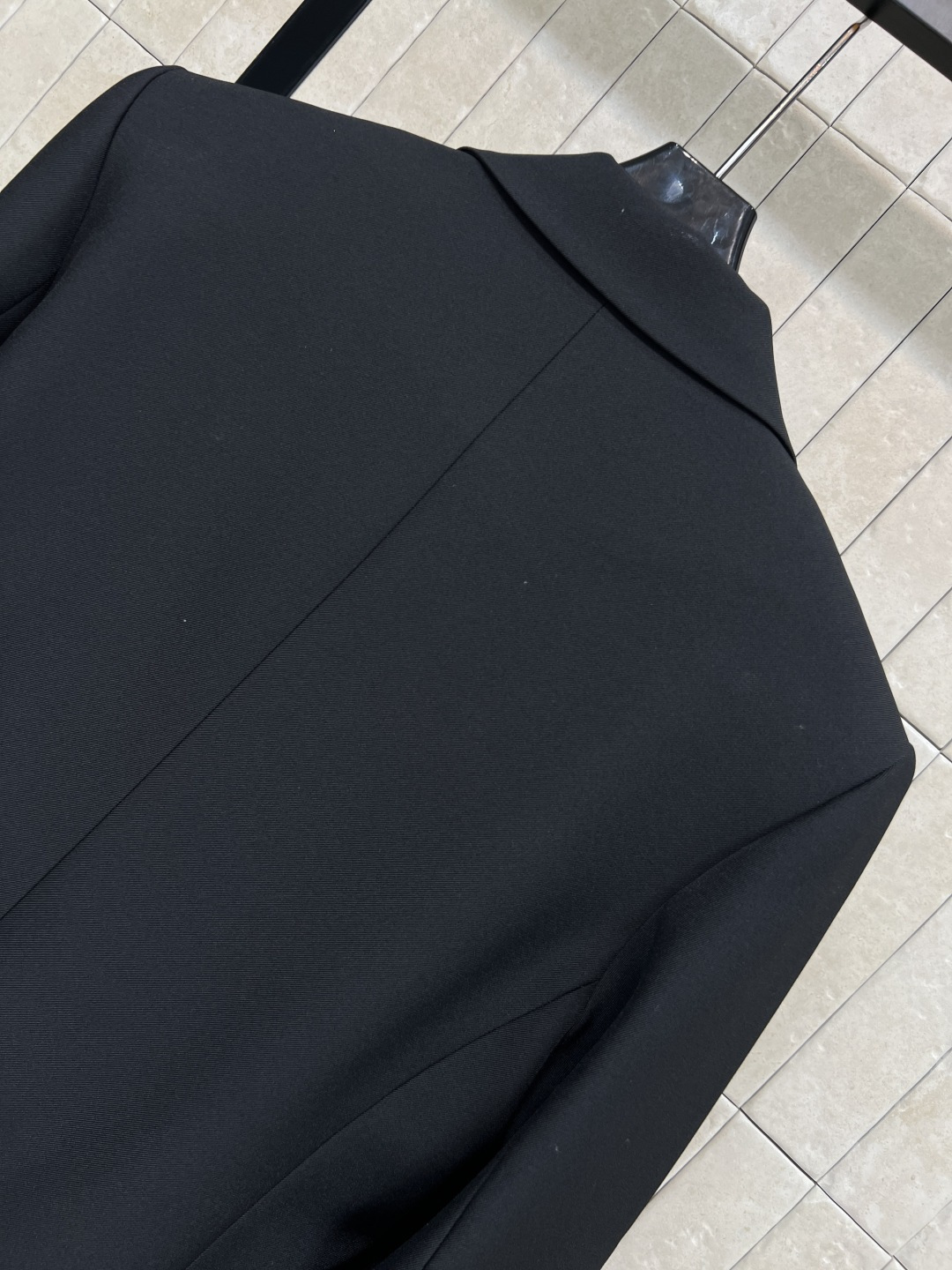 D家 25秋冬新款西装外套 阔版设计感十足的西装外套 时髦又带有气质休闲不失格调 配送刺绣小蜜蜂CD字母