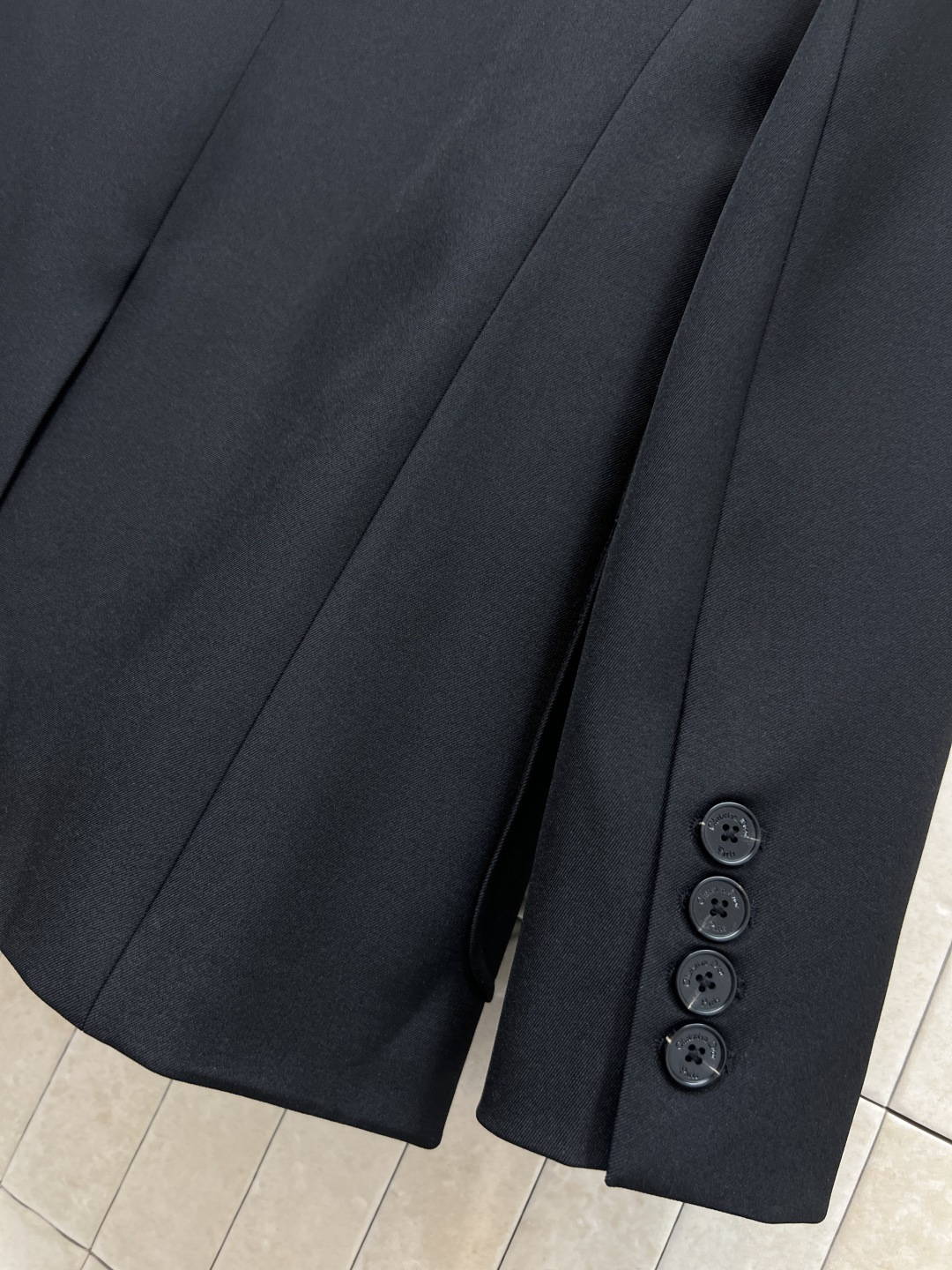 D家 25秋冬新款西装外套 阔版设计感十足的西装外套 时髦又带有气质休闲不失格调 配送刺绣小蜜蜂CD字母