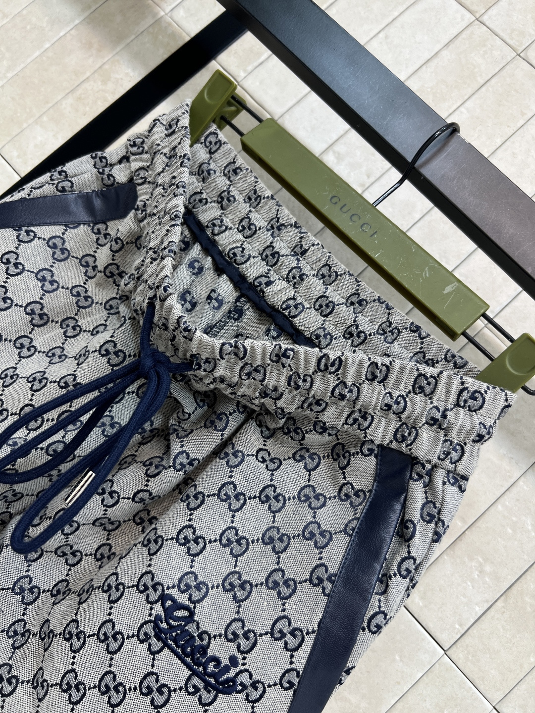 G家 25秋冬新款 双G提花束脚裤 双口袋撞色包边装饰 简单又经典 抽绳松紧腰身设计 上身百搭不挑人 宽