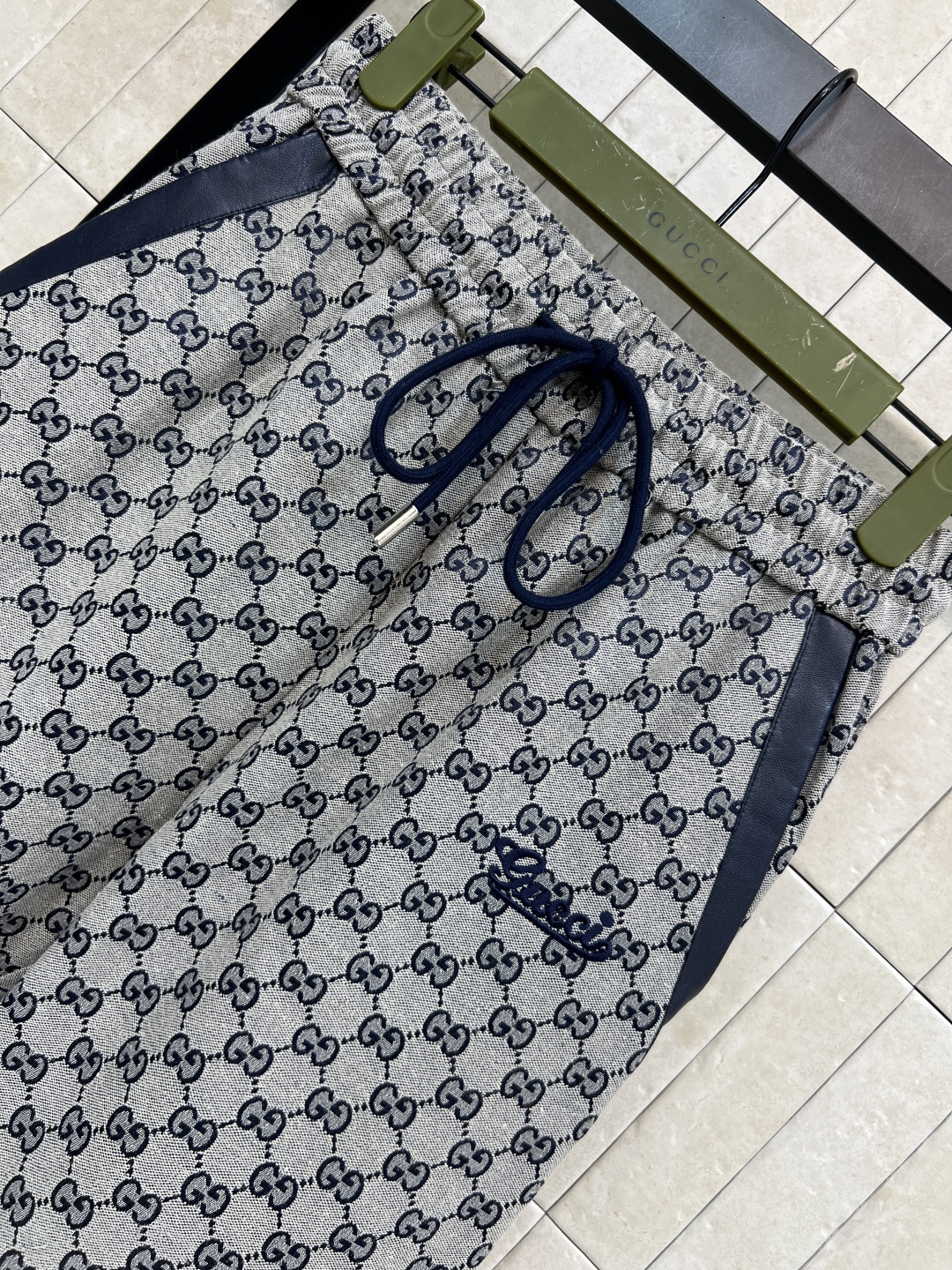 G家 25秋冬新款 双G提花束脚裤 双口袋撞色包边装饰 简单又经典 抽绳松紧腰身设计 上身百搭不挑人 宽