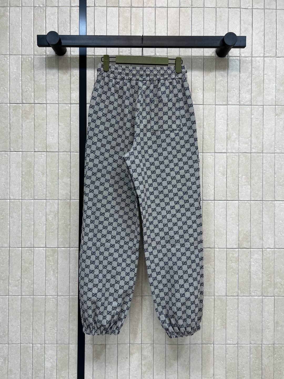 G家 25秋冬新款 双G提花束脚裤 双口袋撞色包边装饰 简单又经典 抽绳松紧腰身设计 上身百搭不挑人 宽