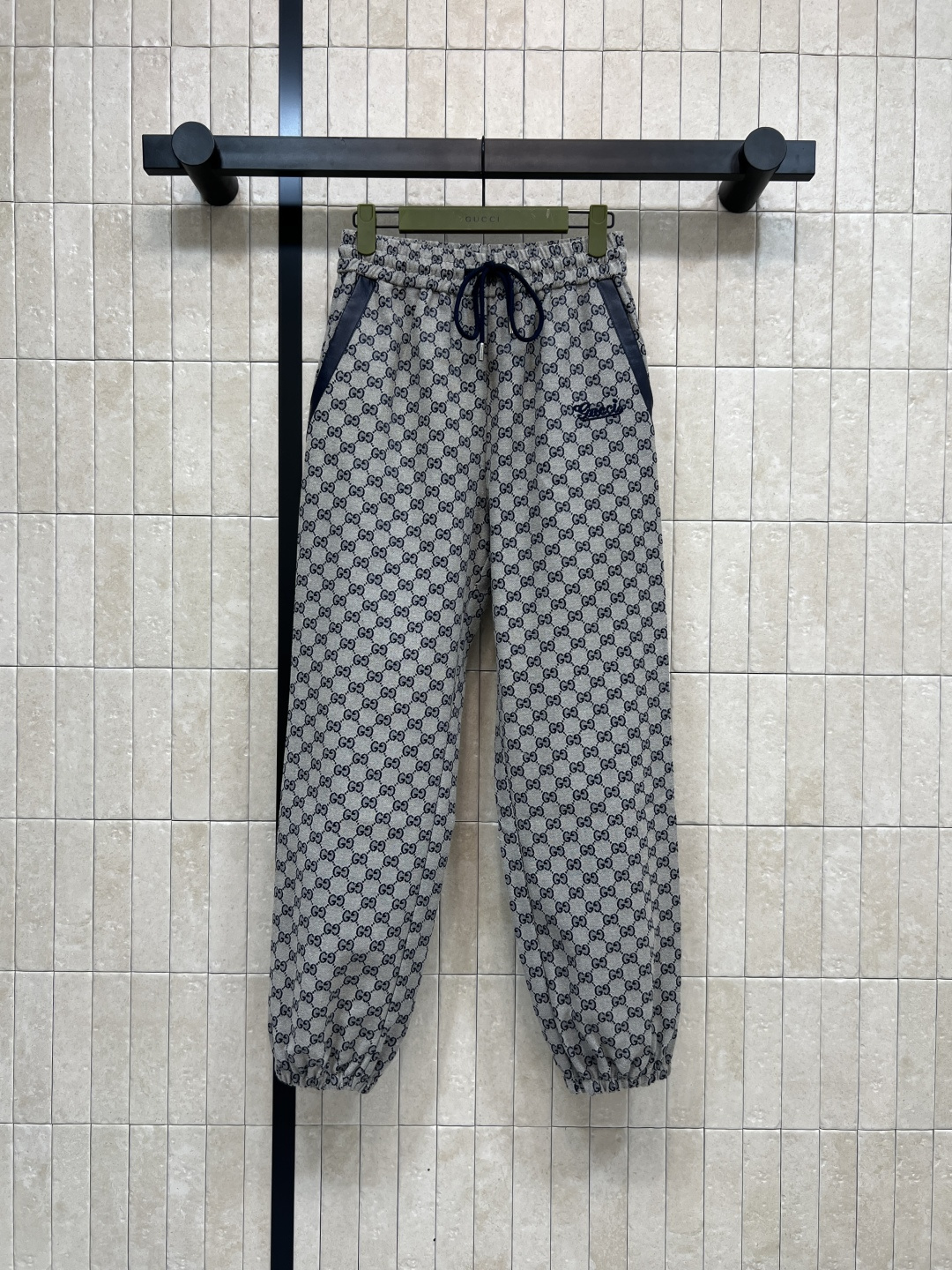 NO:548043,G Home 25 autumn and winter new style, double G jacquard bouquet pants, double pocket contrasting colored edge decoration, simple and classic, drawstring elastic waist design, versatile upper body, not picky, loose woven leg style, excellent comfort, full barrage double GG print details, versatile upper body and high-end, those who like presbyopia must not miss it, very durable and practical, one color three-code SML, gucci, alexander wang19860909G家 25秋冬新款 双G提花束脚裤 双口袋撞色包边装饰 简单又经典 抽绳松紧腰身设计 上身百搭不挑人 宽松束脚版型 舒适感极好 满弹幕双GG印花细节 上身百搭又高级 喜欢老花的一定不要错过 非常的耐看实穿 一色三码SML,,gucci,alexander wang,Women's clothing