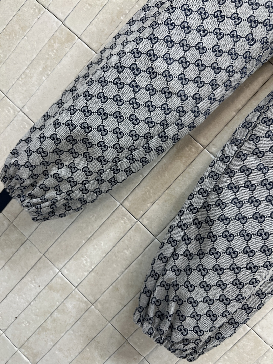 G家 25秋冬新款 双G提花束脚裤 双口袋撞色包边装饰 简单又经典 抽绳松紧腰身设计 上身百搭不挑人 宽