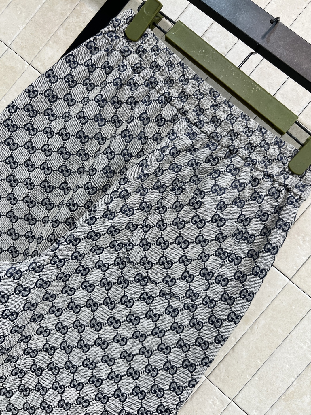 G家 25秋冬新款 双G提花束脚裤 双口袋撞色包边装饰 简单又经典 抽绳松紧腰身设计 上身百搭不挑人 宽