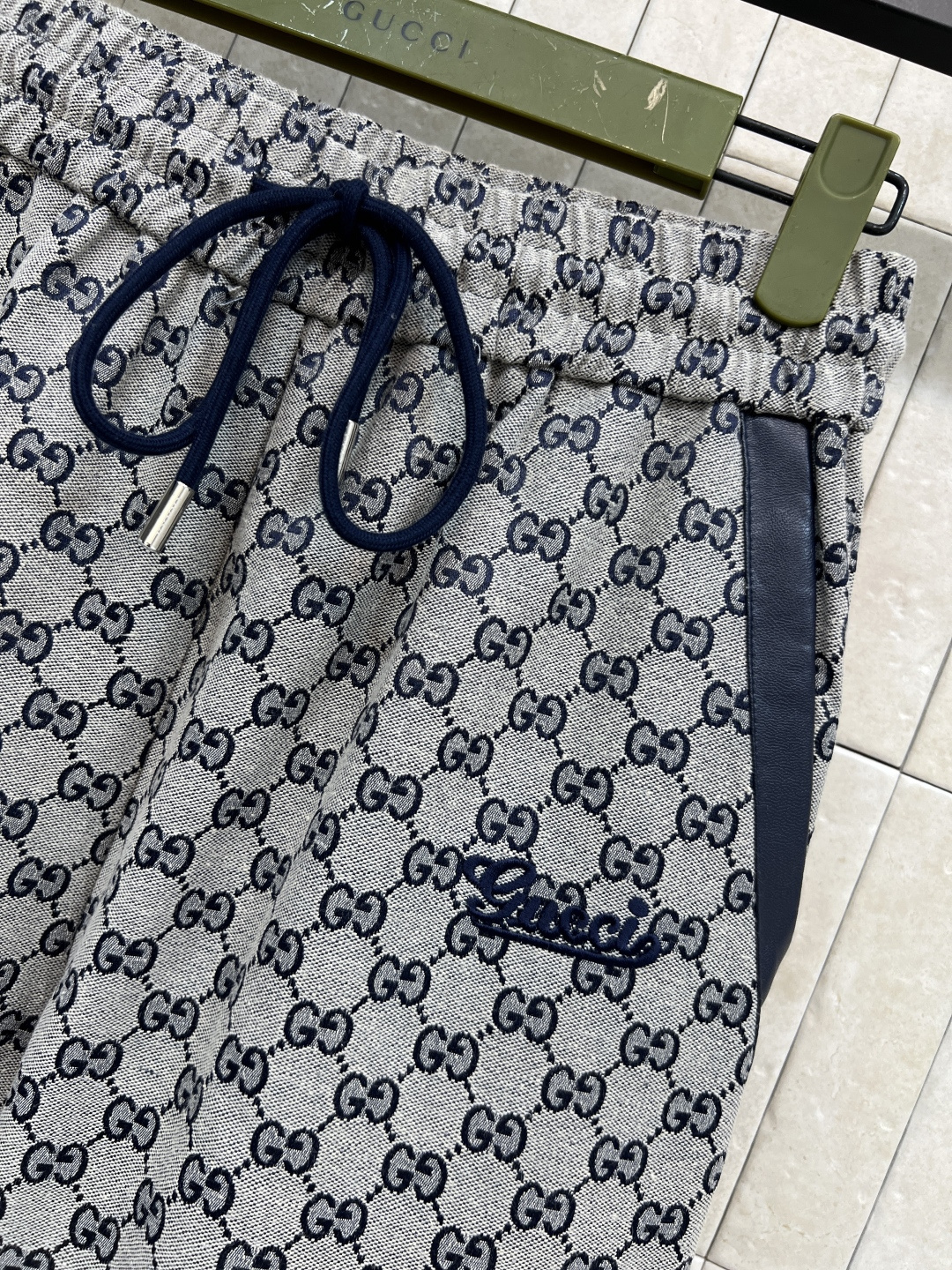 G家 25秋冬新款 双G提花束脚裤 双口袋撞色包边装饰 简单又经典 抽绳松紧腰身设计 上身百搭不挑人 宽