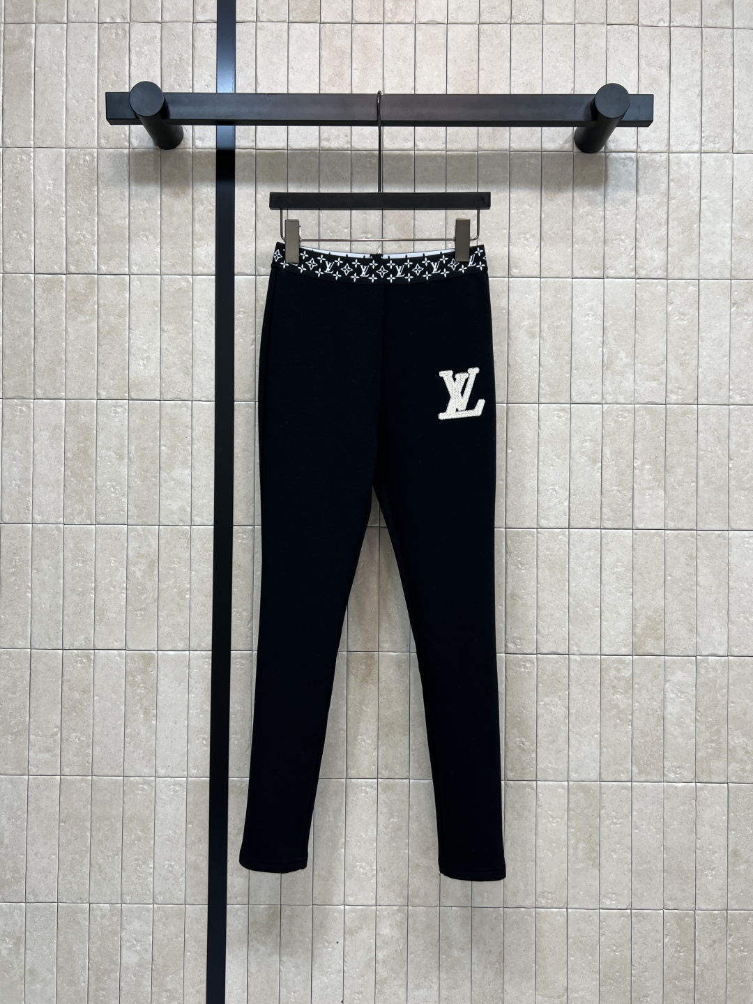 NO:548053,L Home 25 autumn and winter new style embroidered logo tight leggings Brand embroidery logo embellishment Daily versatile and not picky items Elastic waist design Waist and old-fashioned decoration Tight feet pants shape Top body makes you look slim and highlights Outline leg lines Can be worn outside and yoga, and you are very good at casual and daily life Size/S-M-L,,louis vuitton,alexander wang19860909L家 25秋冬新款 刺绣Logo紧身打底裤 品牌刺绣Logo点缀 日常百搭不挑人单品 松紧腰身设计 腰头老花装饰 紧身的小脚裤裤型 上身显瘦又有亮点 勾勒腿部线条 可外穿可瑜伽 休闲日常都很赞Size/S-M-L,,louis vuitton,alexander wang,Women's clothing