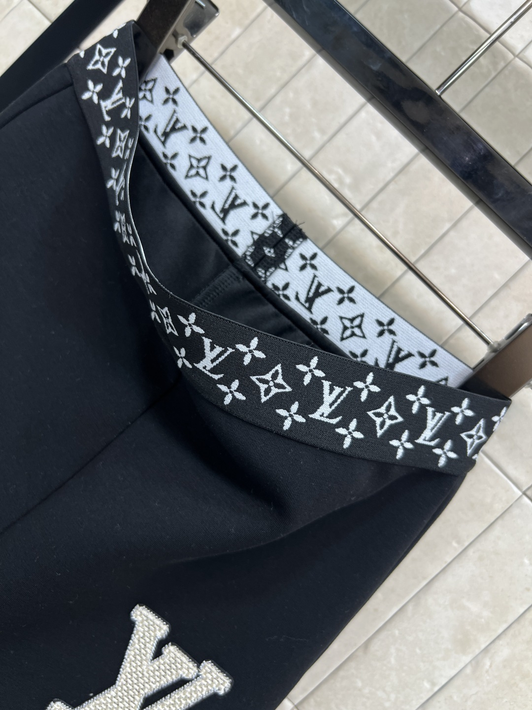 L家 25秋冬新款 刺绣Logo紧身打底裤 品牌刺绣Logo点缀 日常百搭不挑人单品 松紧腰身设计 腰头