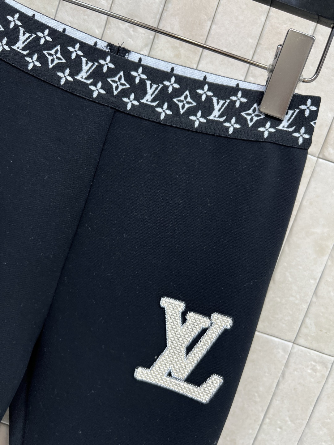 L家 25秋冬新款 刺绣Logo紧身打底裤 品牌刺绣Logo点缀 日常百搭不挑人单品 松紧腰身设计 腰头