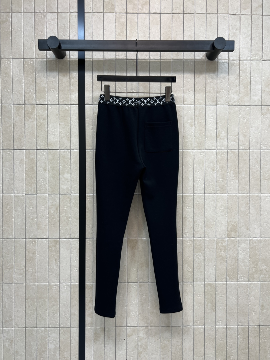 L家 25秋冬新款 刺绣Logo紧身打底裤 品牌刺绣Logo点缀 日常百搭不挑人单品 松紧腰身设计 腰头