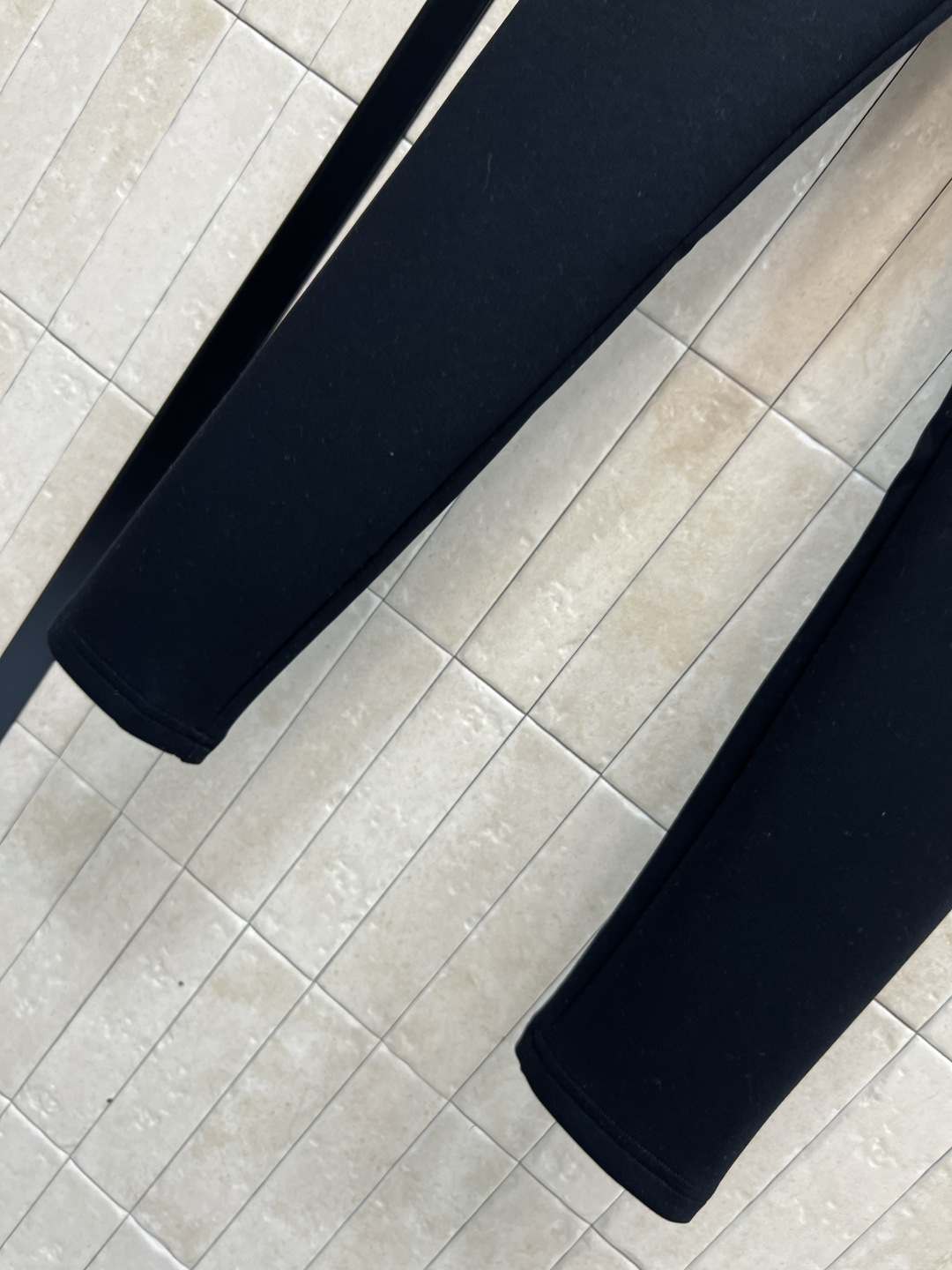 L家 25秋冬新款 刺绣Logo紧身打底裤 品牌刺绣Logo点缀 日常百搭不挑人单品 松紧腰身设计 腰头