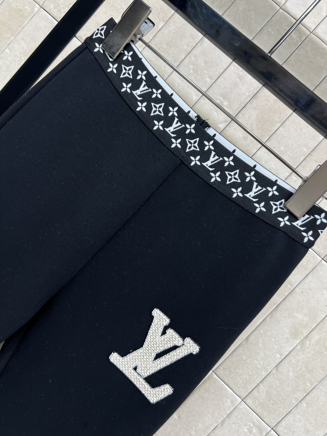 L家 25秋冬新款 刺绣Logo紧身打底裤 品牌刺绣Logo点缀 日常百搭不挑人单品 松紧腰身设计 腰头