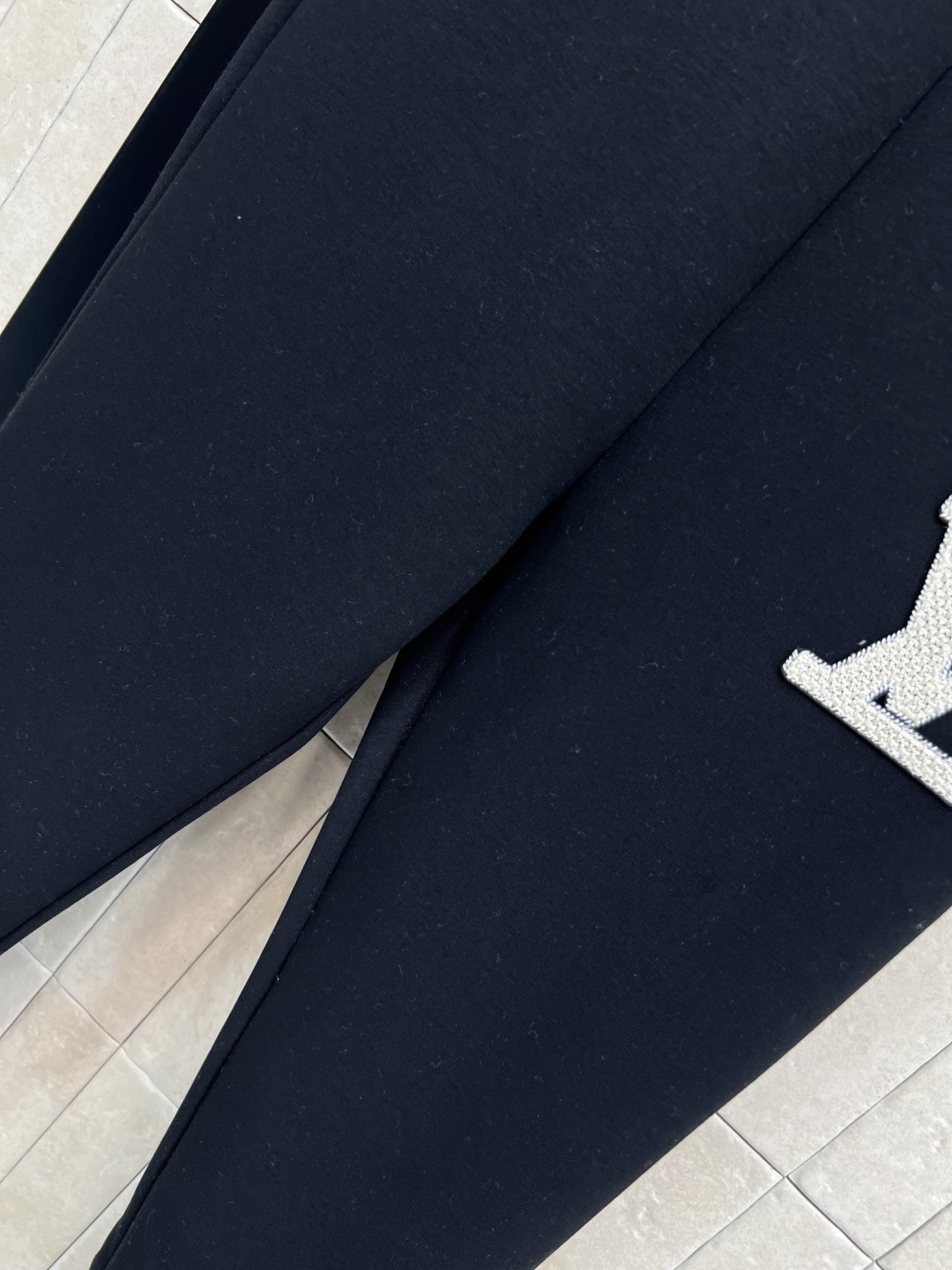 L家 25秋冬新款 刺绣Logo紧身打底裤 品牌刺绣Logo点缀 日常百搭不挑人单品 松紧腰身设计 腰头