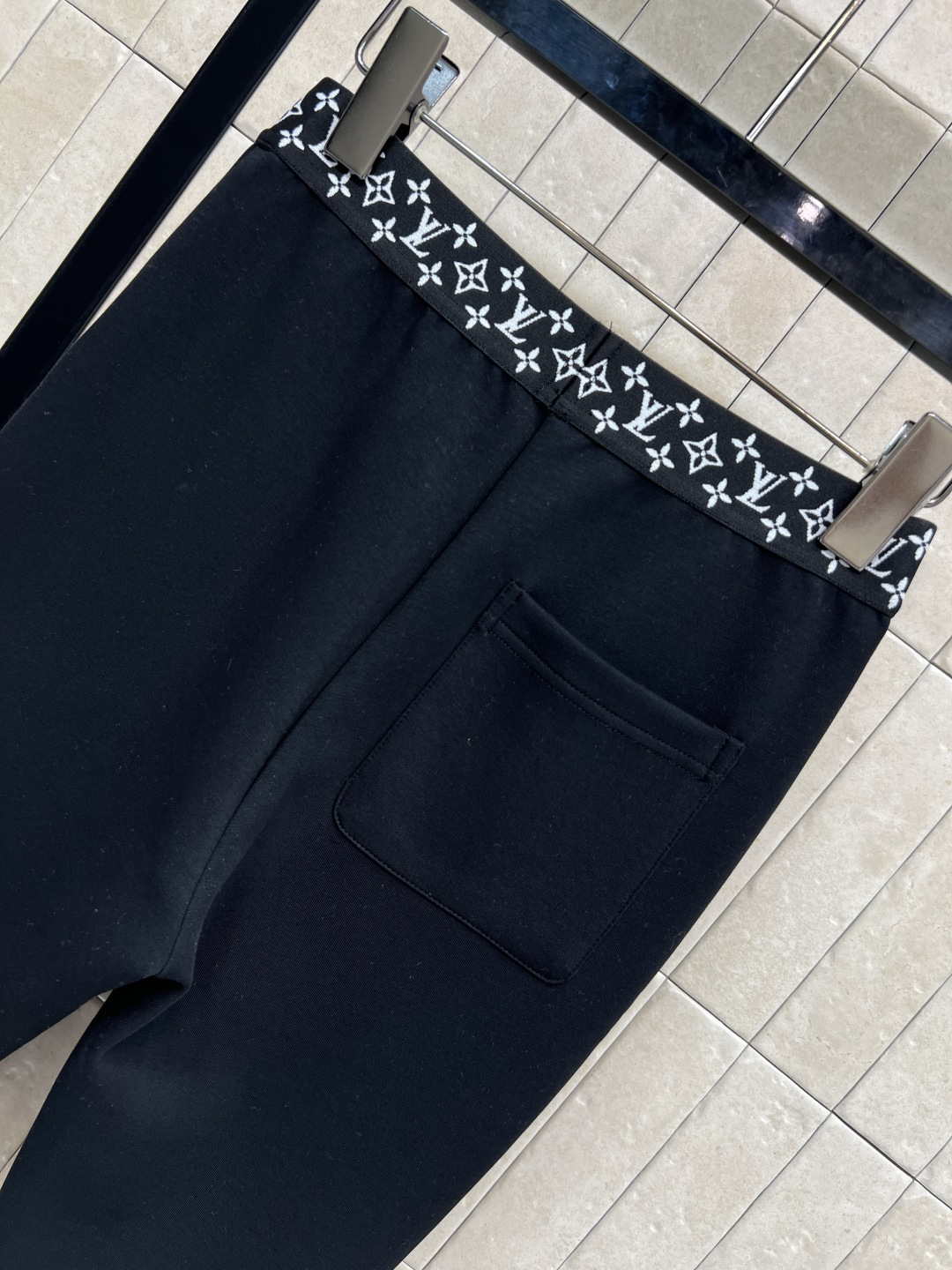 L家 25秋冬新款 刺绣Logo紧身打底裤 品牌刺绣Logo点缀 日常百搭不挑人单品 松紧腰身设计 腰头