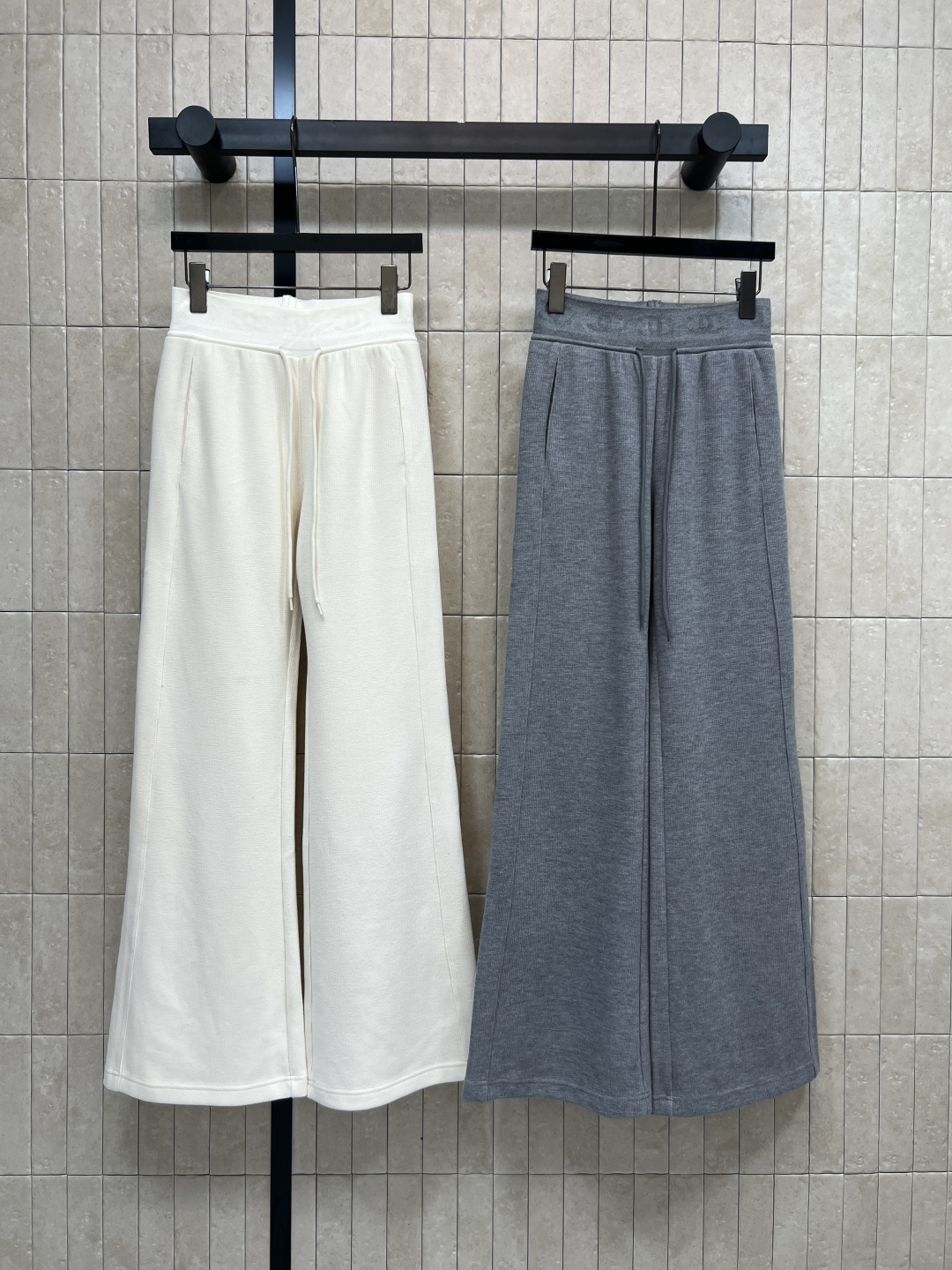 NO:548063,Xiaoxiangjia 25 autumn and winter new style, letter webbing waist wide-leg pants, with drape, letters elastic waist and head, exquisite and high-end design, showing the brand charm, big brands and fashionable, wide-leg style, soft and glutinous upper body, super comfortable, super friendly to sisters with blemishes on the pear body and legs. The upper body instantly turns into paper sheets and people are particularly inclusive. No matter what clothes they match, they look very casual and casual and lazy. Two-color three-code Size/S-M-L, chanel, alexander wang19860909小香家 25秋冬新款 字母织带腰头阔腿裤 自带垂坠感 字母腰头松紧设计精致高级不挑人 彰显品牌魅力 大牌又时髦 阔腿版型软糯糯的上身超级舒适对梨型身材和腿部有瑕疵的姐妹超级友好 上身秒变纸片人包容性特别赞 无论搭配任何衣服都很好看休闲又随性慵懒 两色三码Size/S-M-L,,chanel,alexander wang,Women's clothing