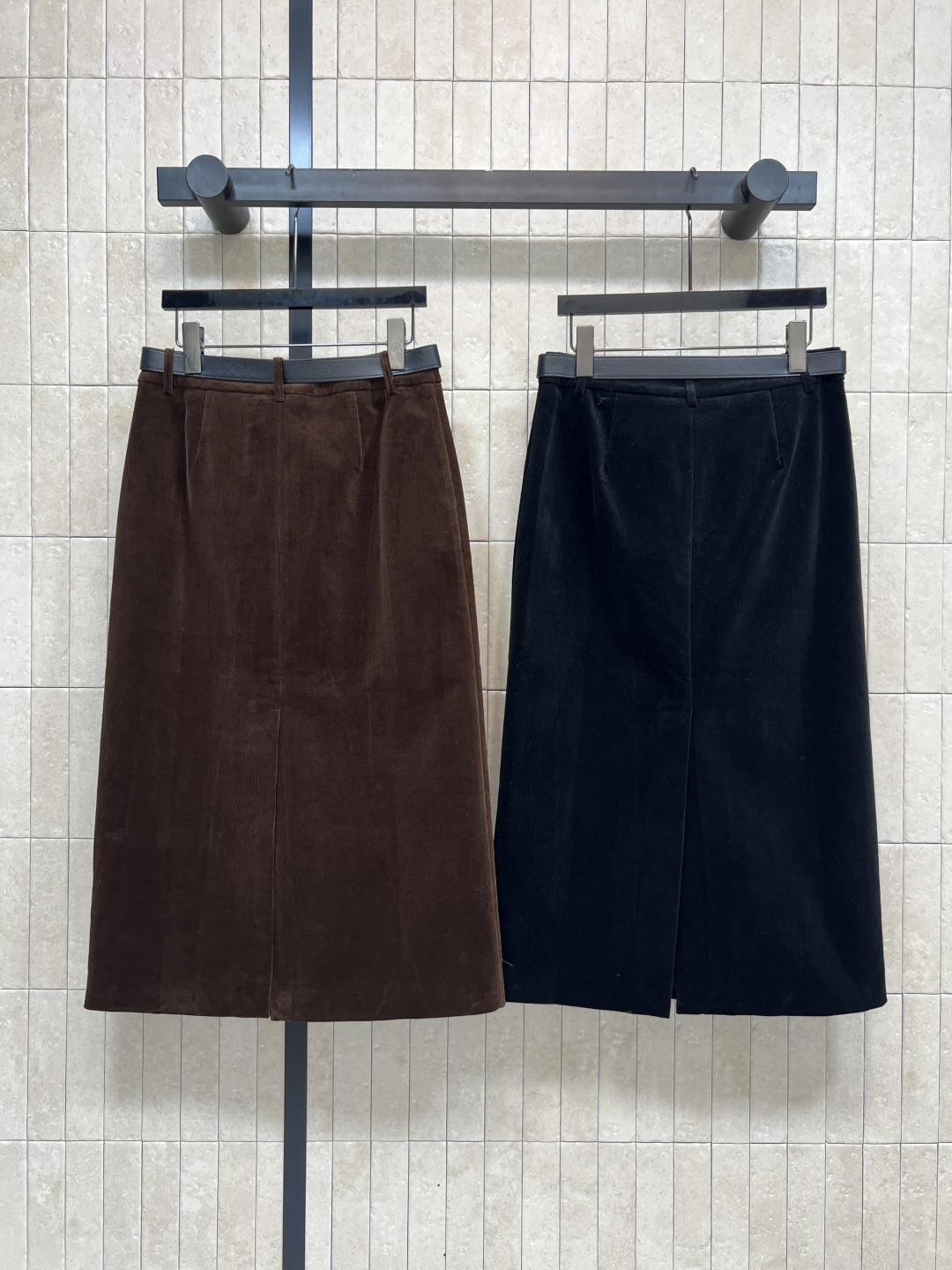 PD家 25秋冬新款 灯芯绒半身裙 高腰直筒半身裙 一秒显出大长腿 腰间定制三角标腰带 灯芯绒面料 上身