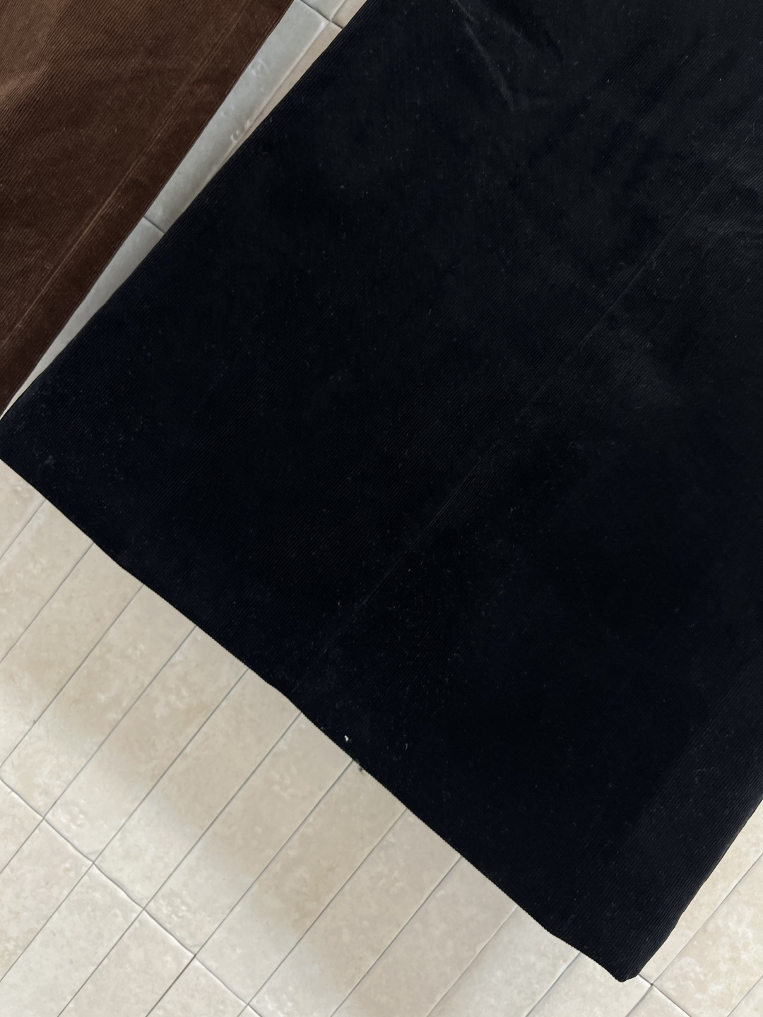 PD家 25秋冬新款 灯芯绒半身裙 高腰直筒半身裙 一秒显出大长腿 腰间定制三角标腰带 灯芯绒面料 上身