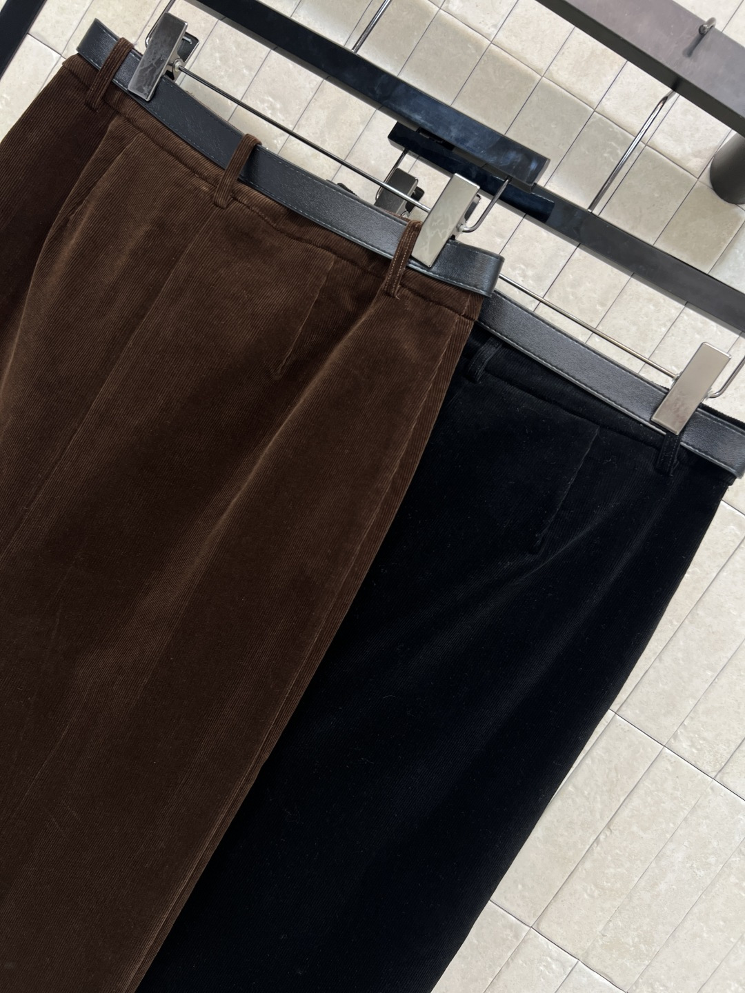 PD家 25秋冬新款 灯芯绒半身裙 高腰直筒半身裙 一秒显出大长腿 腰间定制三角标腰带 灯芯绒面料 上身