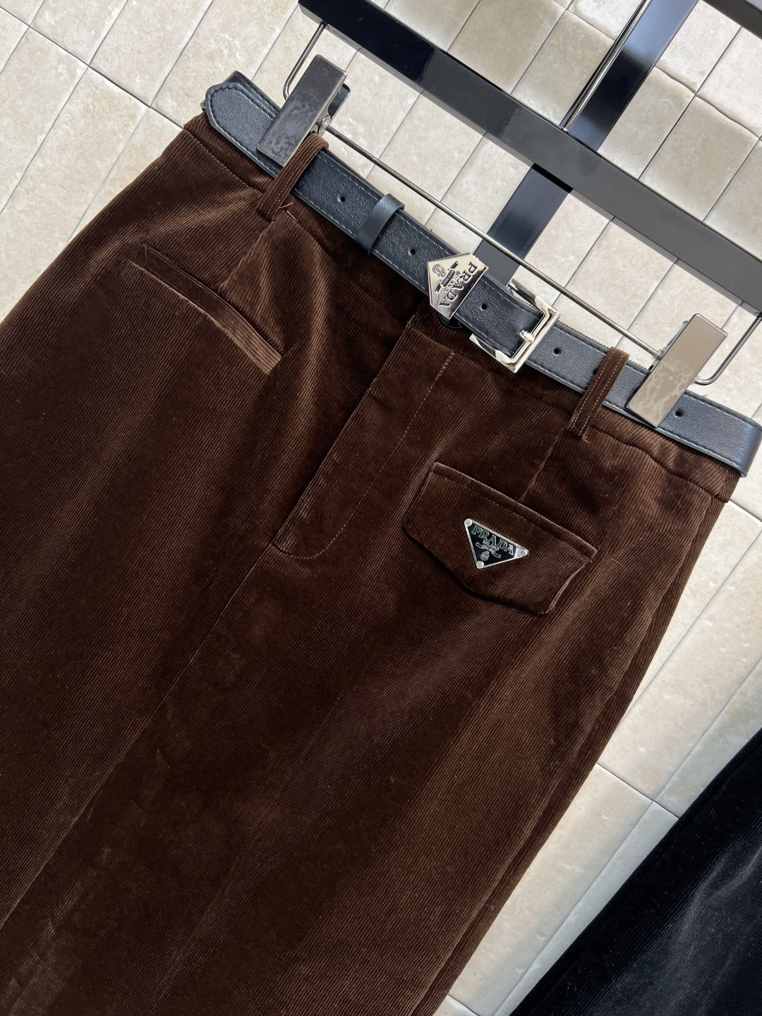 PD家 25秋冬新款 灯芯绒半身裙 高腰直筒半身裙 一秒显出大长腿 腰间定制三角标腰带 灯芯绒面料 上身