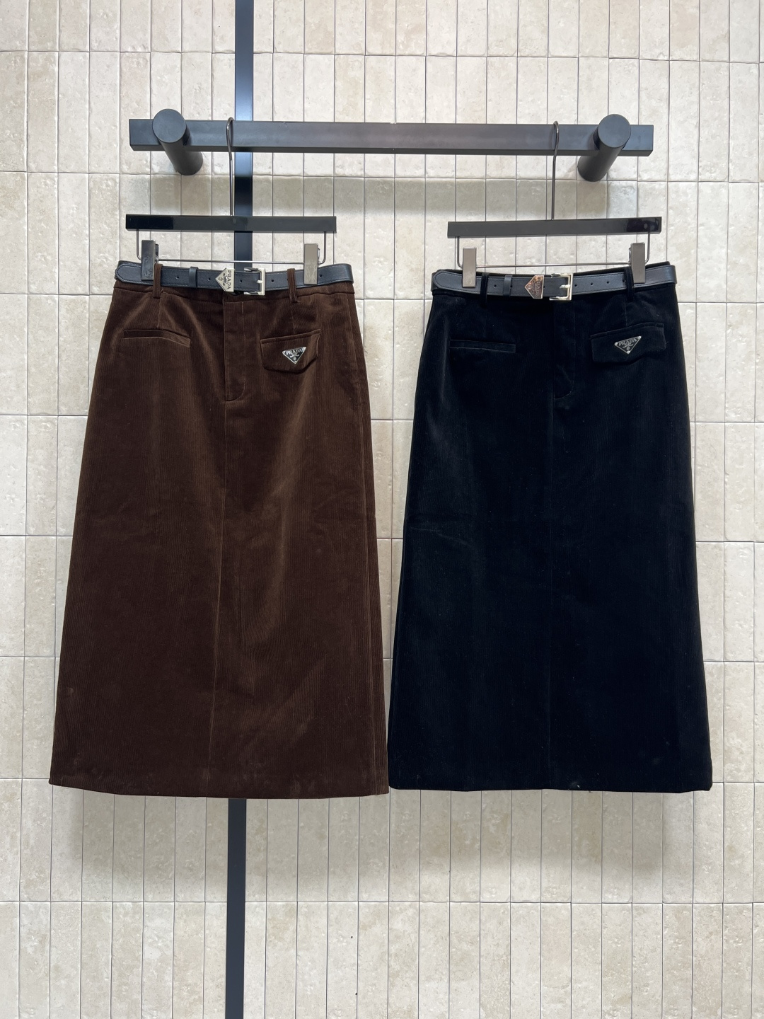 NO:548072,PD Home 25 autumn and winter new corduroy skirt High-waisted straight skirt Showing long legs in one second Customized triangle belt Corduroy fabric Floating and draped upper body Two colors and three codes SML,,dior, skirts,alexander wang19860909PD家 25秋冬新款 灯芯绒半身裙 高腰直筒半身裙 一秒显出大长腿 腰间定制三角标腰带 灯芯绒面料 上身飘逸有垂感 两色三码 SML,,dior,skirts,alexander wang,Women's clothing