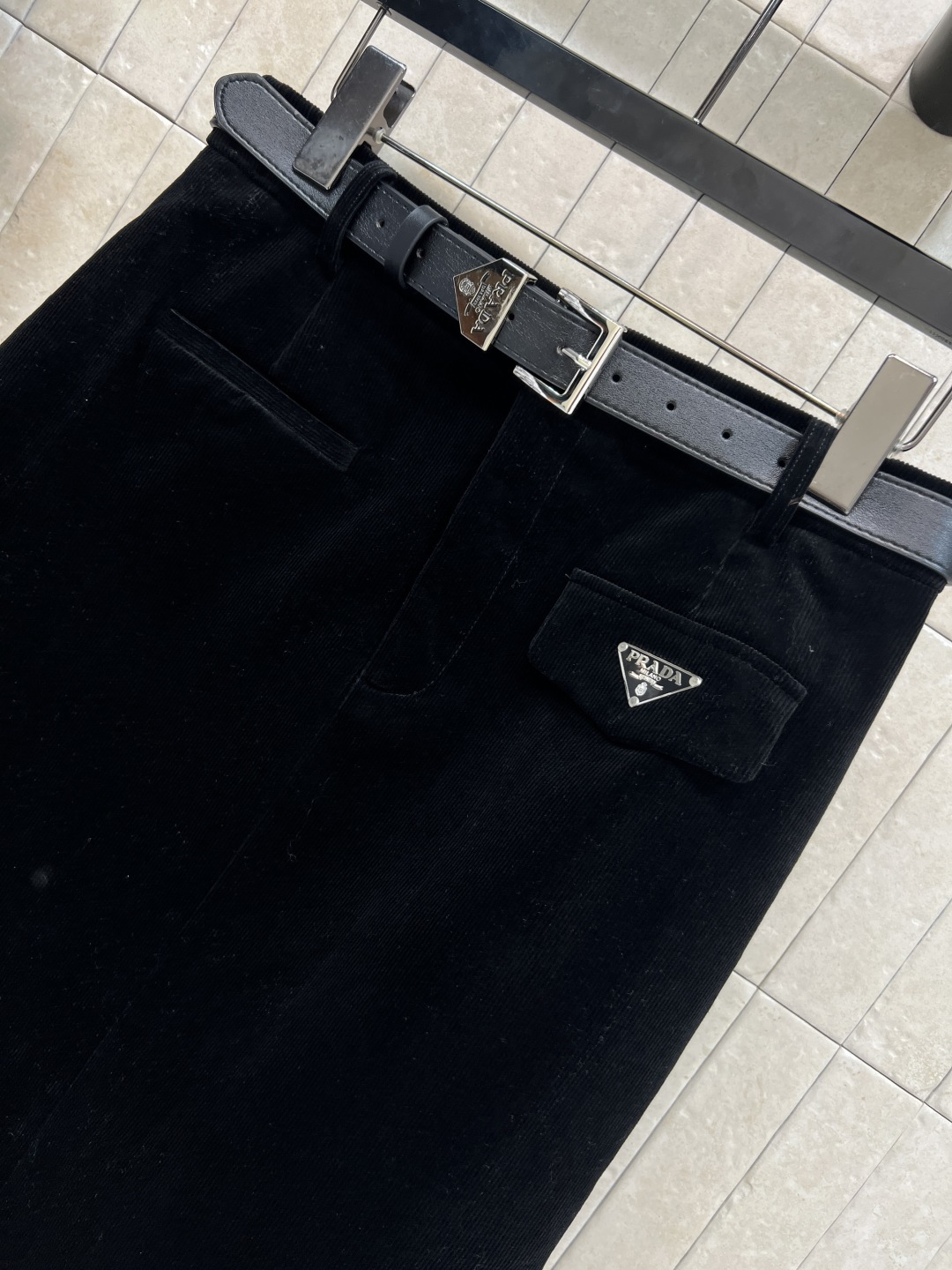 PD家 25秋冬新款 灯芯绒半身裙 高腰直筒半身裙 一秒显出大长腿 腰间定制三角标腰带 灯芯绒面料 上身