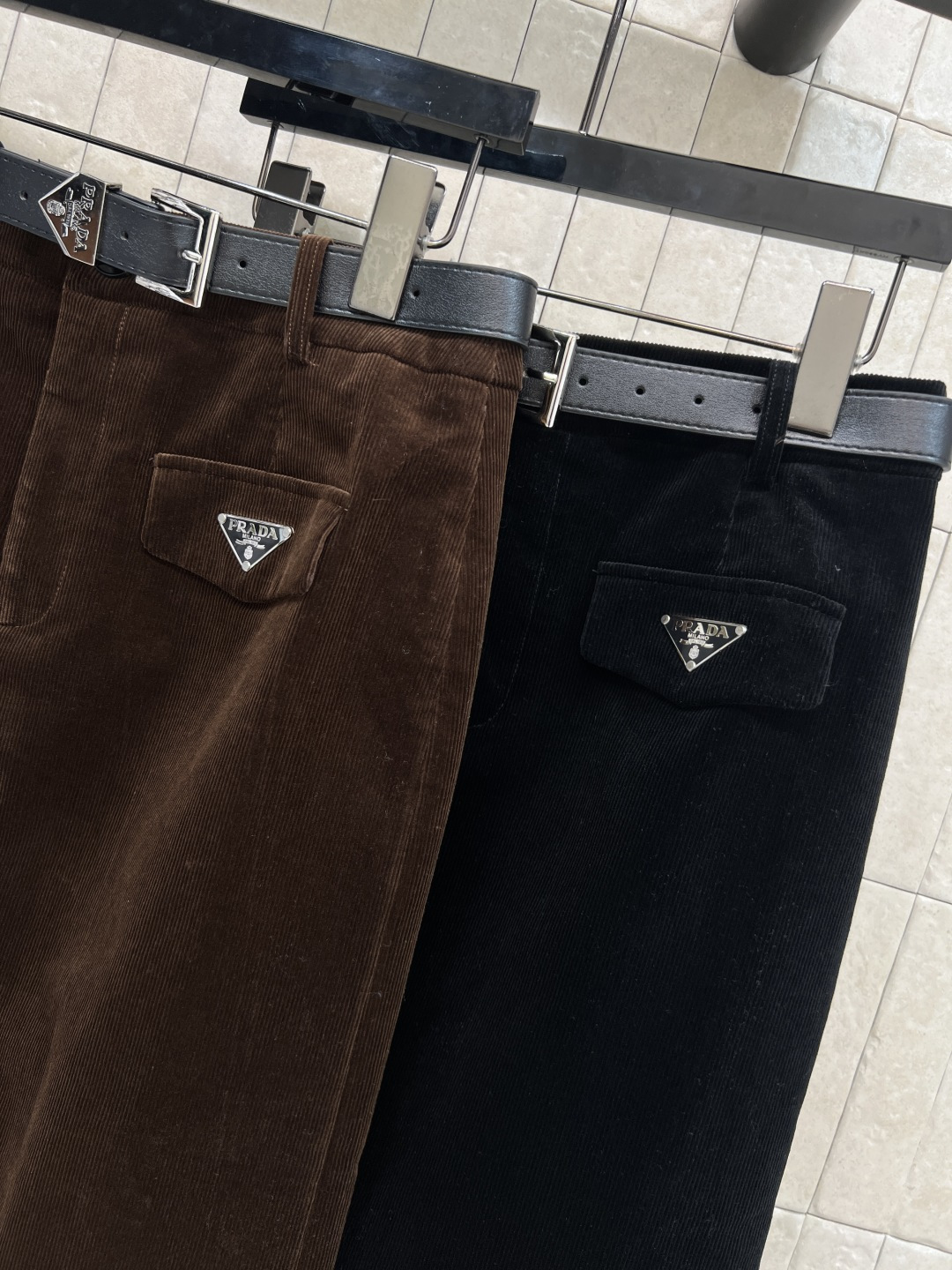 PD家 25秋冬新款 灯芯绒半身裙 高腰直筒半身裙 一秒显出大长腿 腰间定制三角标腰带 灯芯绒面料 上身