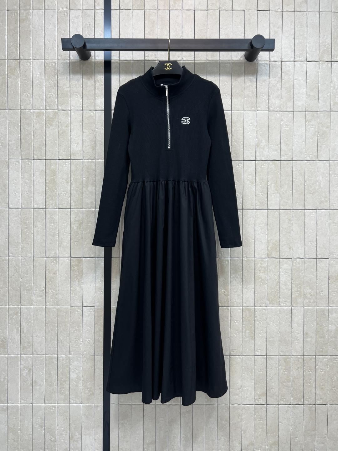 NO:548080,Xiaoxiangjia 25 autumn and winter new style, stand-up collar half-zipper dress, small stand-up collar, capable and cool, spliced ​​nylon skirt, top body, girlish-like item, elegant and cool, high waist line splicing, top body, cool, visually lengthened leg proportion, slimming and tall, classic brand logo embellishment, low-key, fashionable and super high-end, daily dating street photography, easy to create a cool and handsome look in one color and three codes Size/S-M-L,, chanel, skirts, alexander wang19860909小香家 25秋冬新款 立领半拉链连衣裙 小立领干练酷帅 拼接尼龙大裙摆 上身减龄少女感十足的单品 优雅又酷帅 高腰线拼接剪裁 上身酷飒显比例 视觉拉长腿部比例 显瘦显高绝绝子 经典品牌徽标Logo点缀 低调时髦超高级 日常约会街拍轻松打造酷帅造型一色三码 Size/S-M-L,,chanel,skirts,alexander wang,Women's clothing