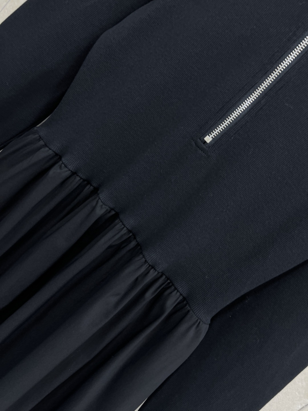 小香家 25秋冬新款 立领半拉链连衣裙 小立领干练酷帅 拼接尼龙大裙摆 上身减龄少女感十足的单品 优雅又