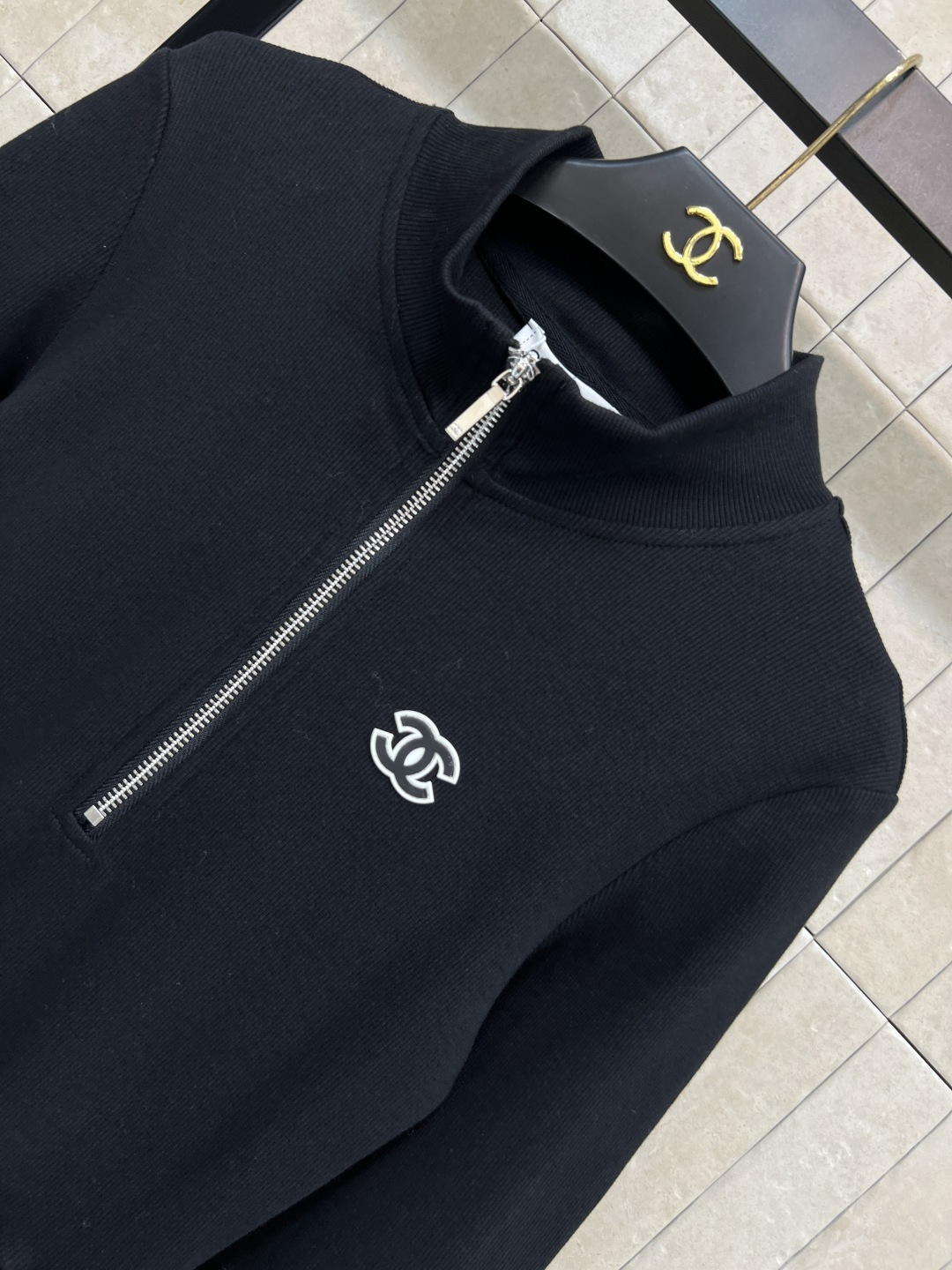 小香家 25秋冬新款 立领半拉链连衣裙 小立领干练酷帅 拼接尼龙大裙摆 上身减龄少女感十足的单品 优雅又