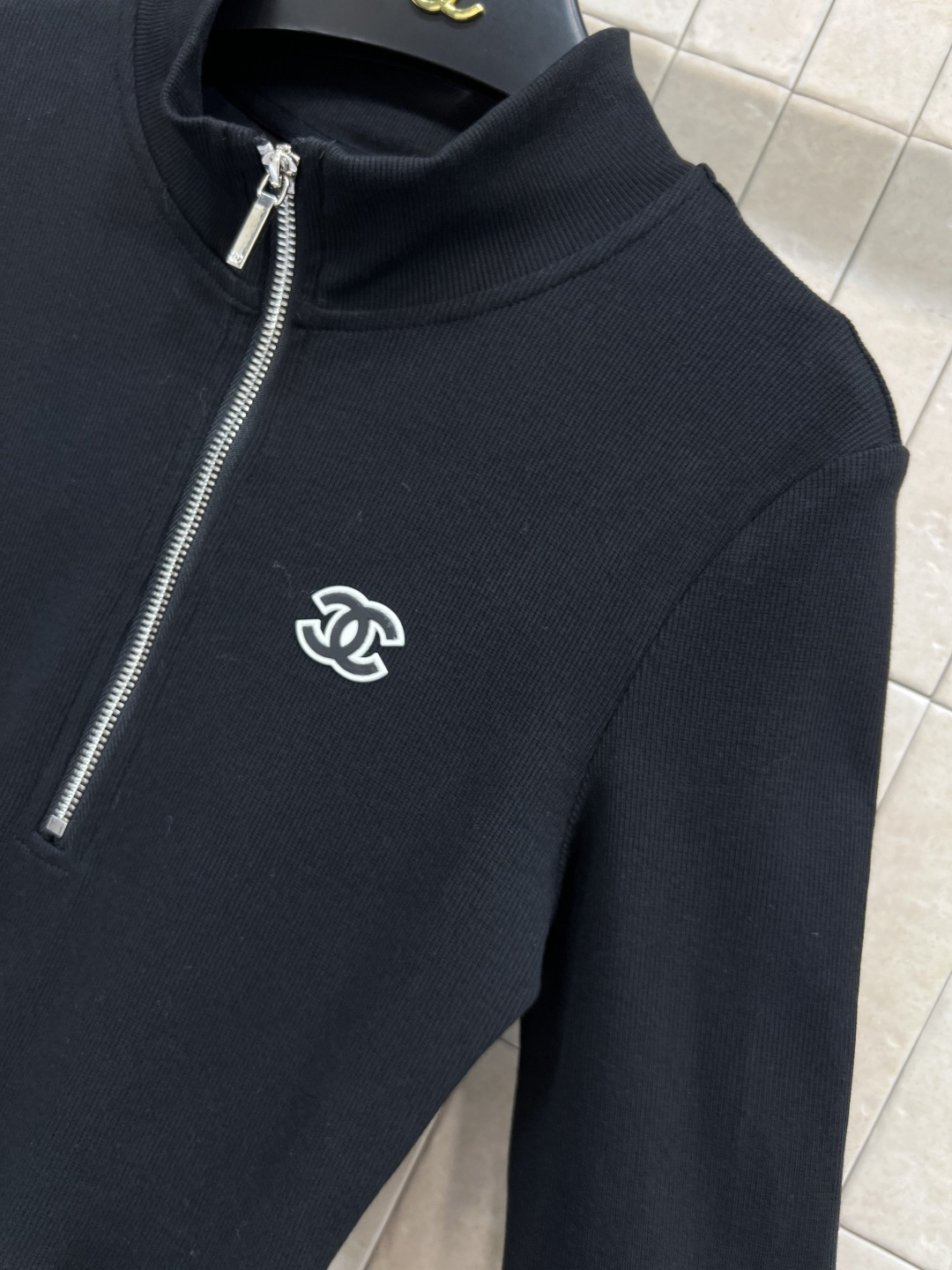 小香家 25秋冬新款 立领半拉链连衣裙 小立领干练酷帅 拼接尼龙大裙摆 上身减龄少女感十足的单品 优雅又