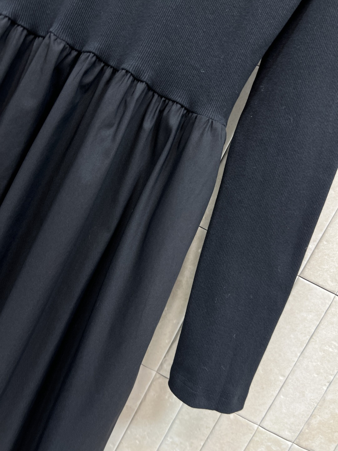 小香家 25秋冬新款 立领半拉链连衣裙 小立领干练酷帅 拼接尼龙大裙摆 上身减龄少女感十足的单品 优雅又