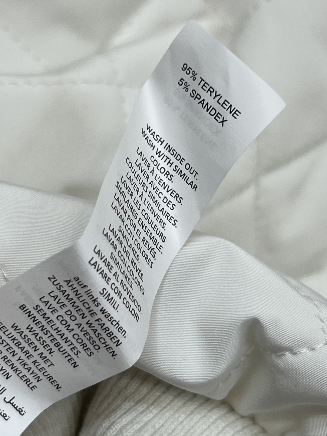 AIo 25秋冬新款 立领羊羔毛外套 以对现代设计的无限热忱 完美诠释精致摩登的设计理念 品牌将创新的材