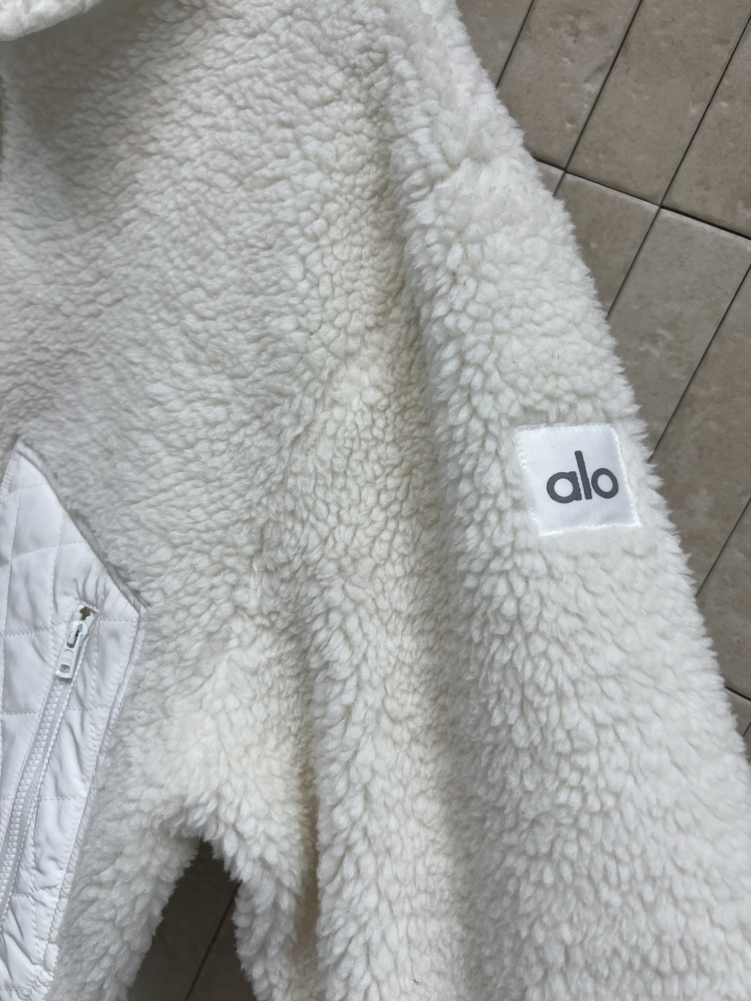 AIo 25秋冬新款 立领羊羔毛外套 以对现代设计的无限热忱 完美诠释精致摩登的设计理念 品牌将创新的材