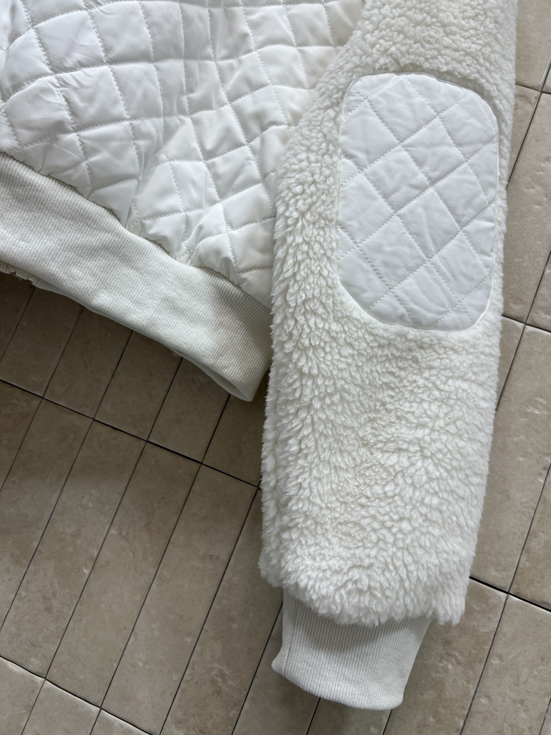 AIo 25秋冬新款 立领羊羔毛外套 以对现代设计的无限热忱 完美诠释精致摩登的设计理念 品牌将创新的材