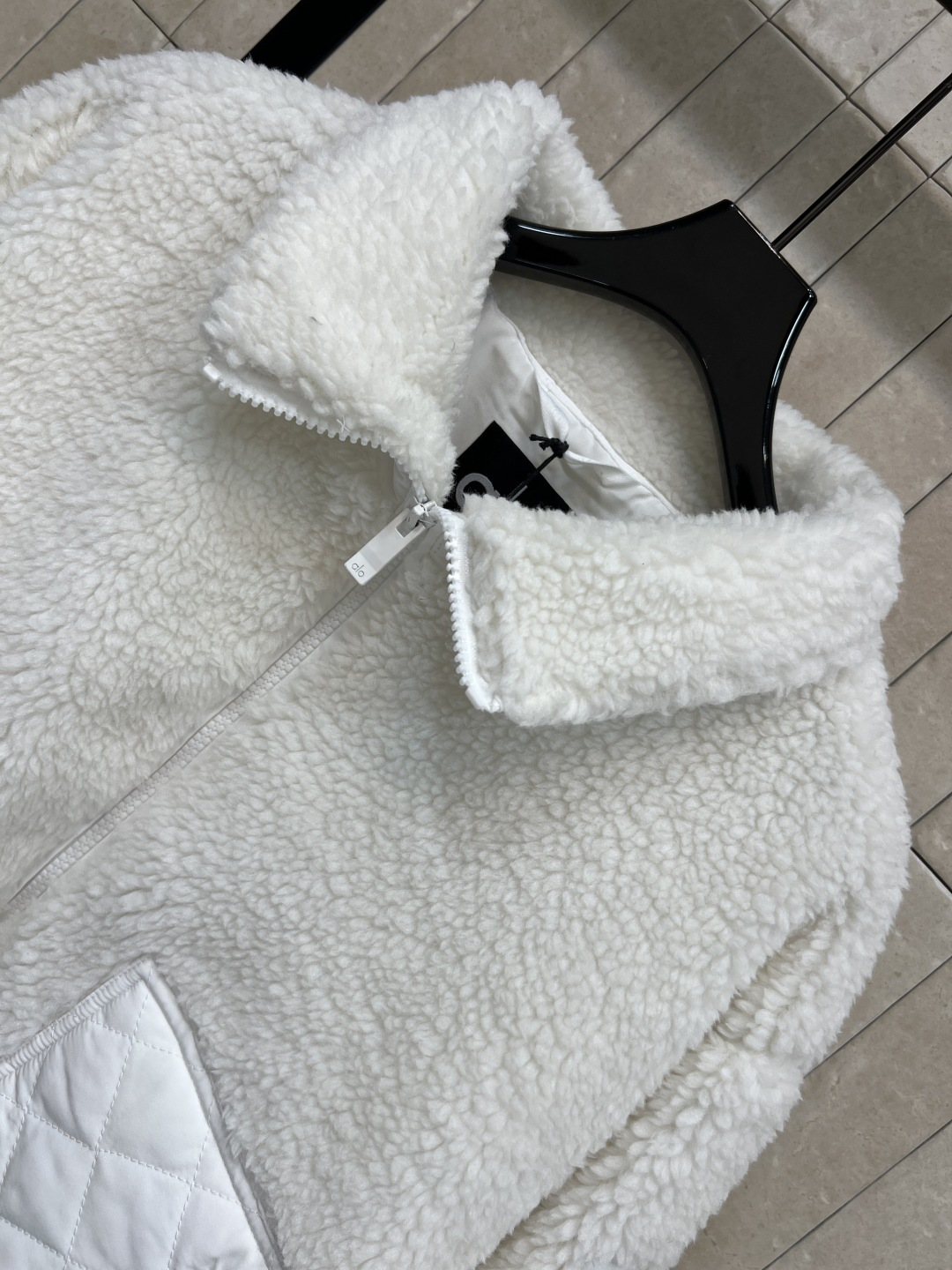 AIo 25秋冬新款 立领羊羔毛外套 以对现代设计的无限热忱 完美诠释精致摩登的设计理念 品牌将创新的材