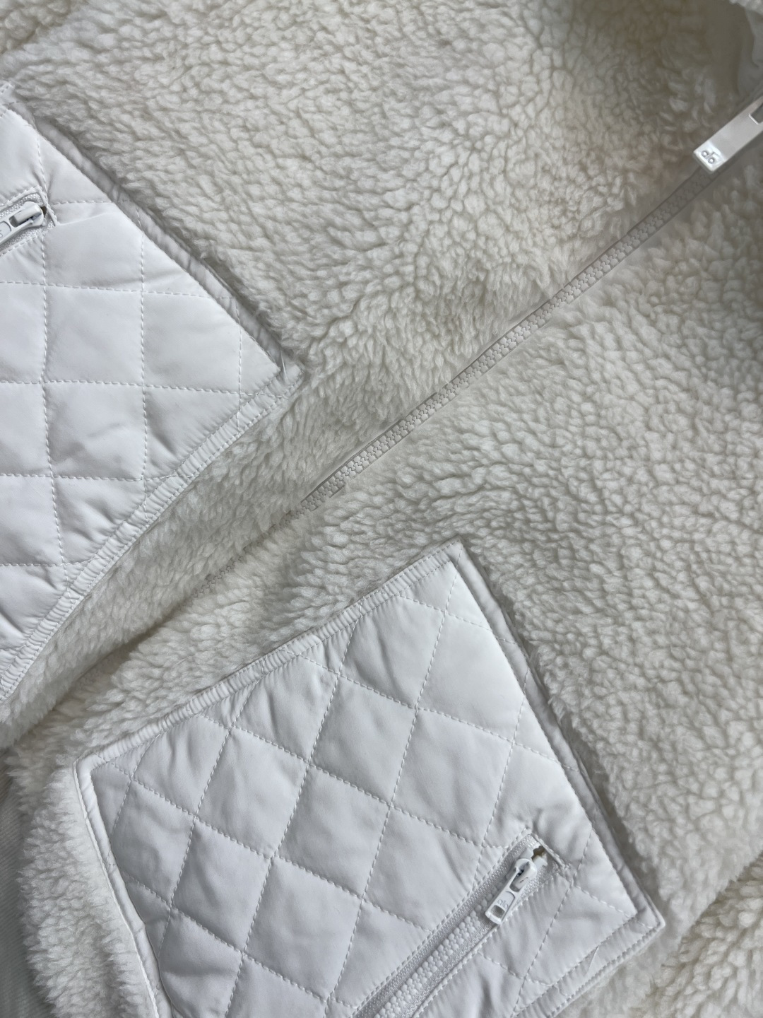 AIo 25秋冬新款 立领羊羔毛外套 以对现代设计的无限热忱 完美诠释精致摩登的设计理念 品牌将创新的材