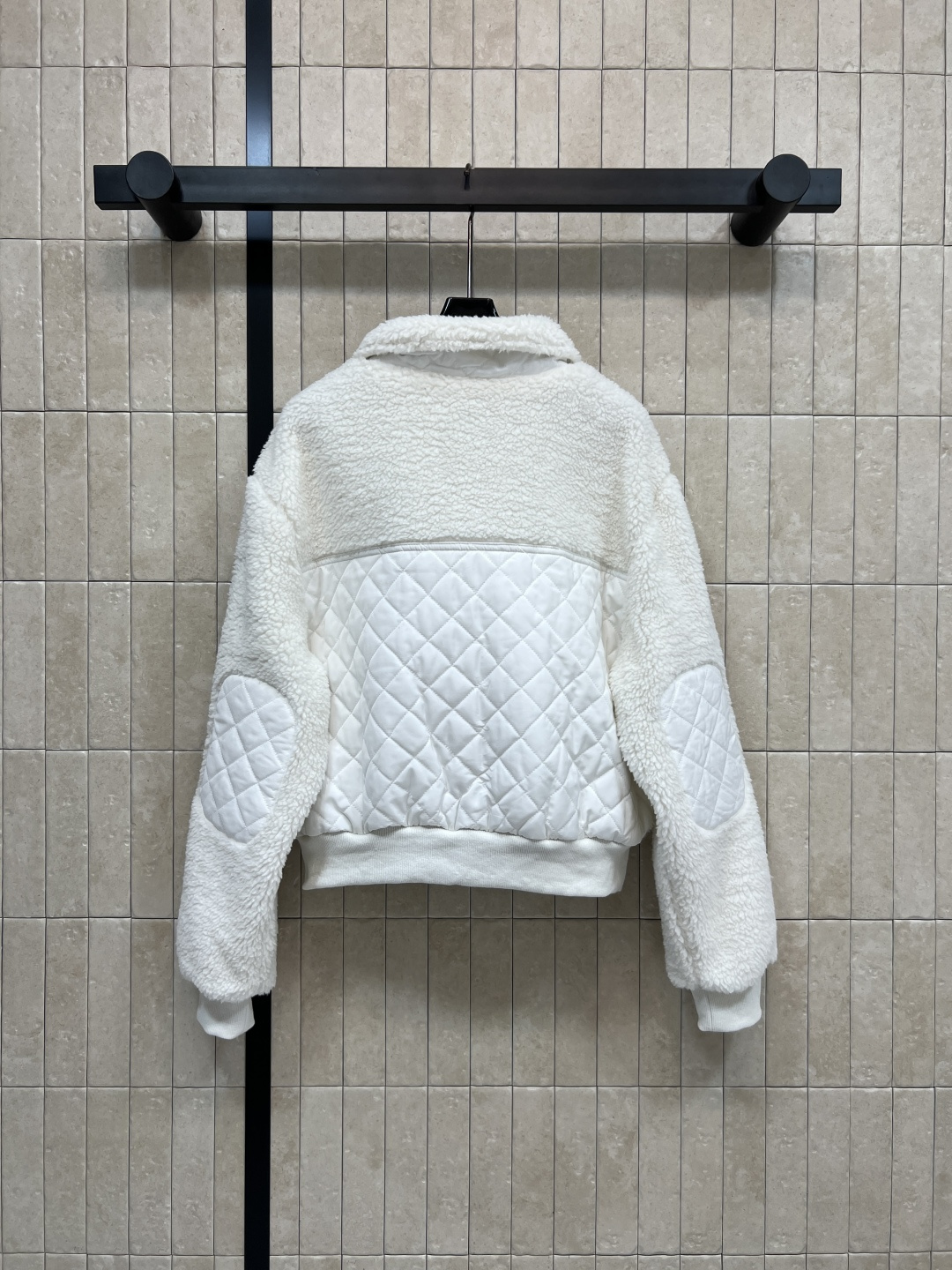 AIo 25秋冬新款 立领羊羔毛外套 以对现代设计的无限热忱 完美诠释精致摩登的设计理念 品牌将创新的材