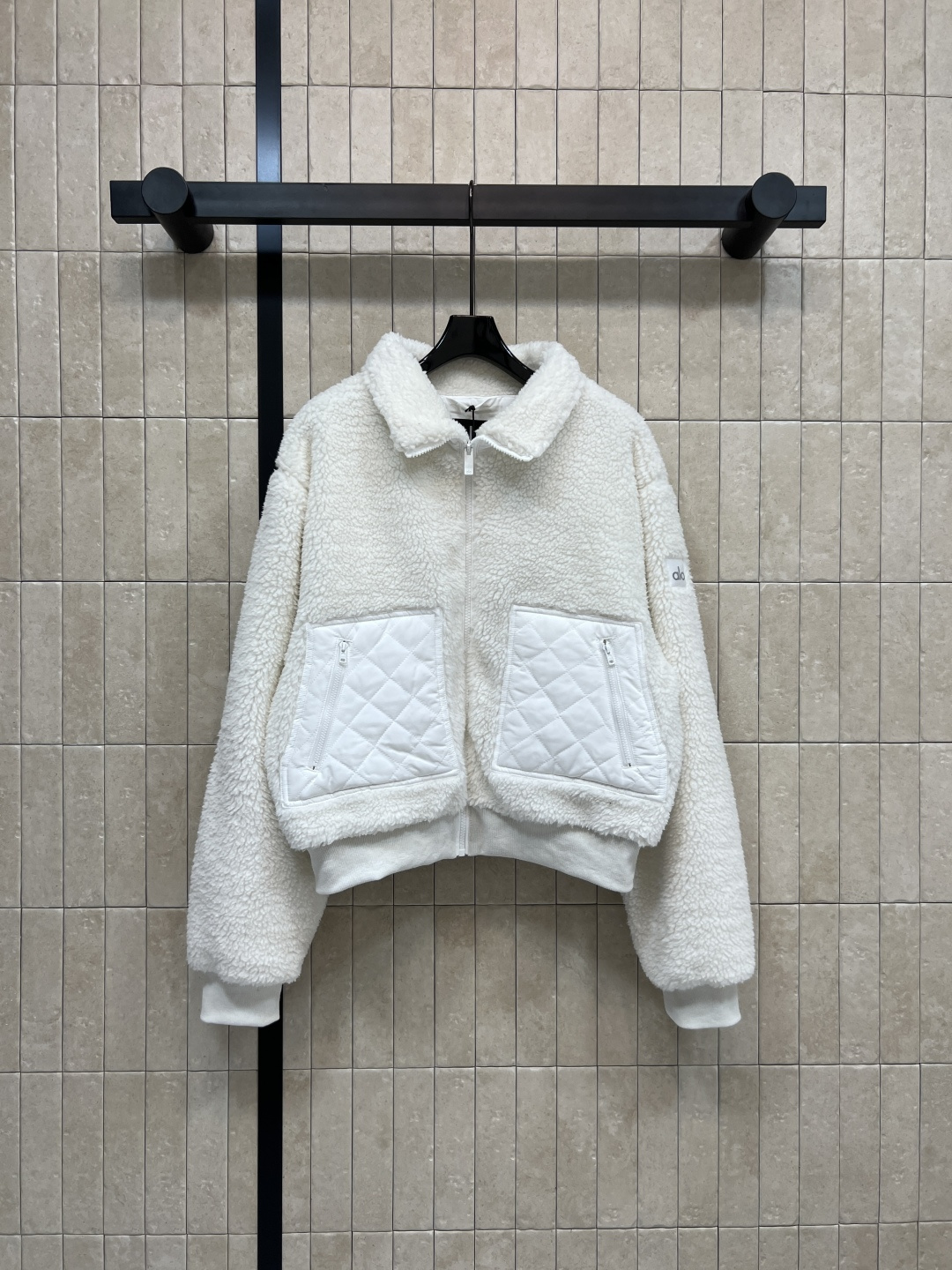 NO:548101,AIo 25 autumn and winter new style stand-up collar lamb fur coat with unlimited enthusiasm for modern design perfectly interprets the exquisite and modern design concept. The brand combines innovative materials with exquisite concepts to create exquisite and elegant items. Soft and comfortable lamb fur grain coat. Daily matching is limitless. Warm and practical wear is super high-end. 3-color three-code SML,, jackets & coats,alexander wang19860909AIo 25秋冬新款 立领羊羔毛外套 以对现代设计的无限热忱 完美诠释精致摩登的设计理念 品牌将创新的材质与精致的理念相结合 打造出精致优雅的单品 柔软舒适的羊羔毛颗粒感外套 日常搭配无极限 保暖实穿超高级 3色三码 SML,,jackets & coats,alexander wang,Women's clothing