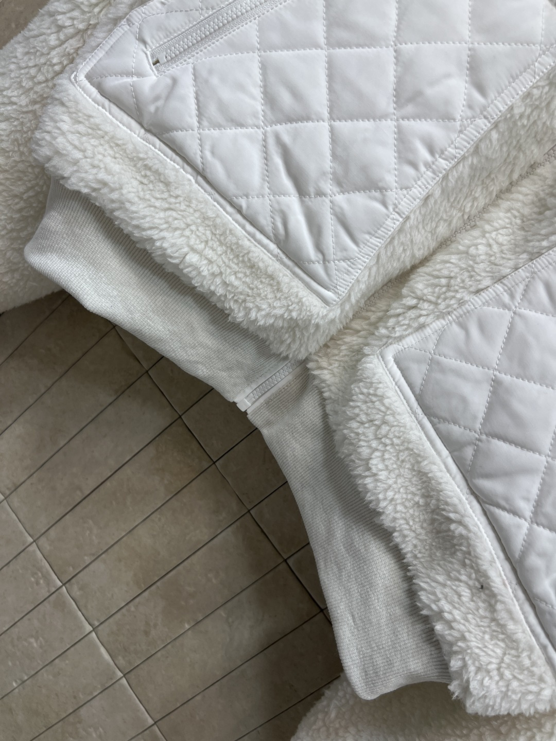 AIo 25秋冬新款 立领羊羔毛外套 以对现代设计的无限热忱 完美诠释精致摩登的设计理念 品牌将创新的材