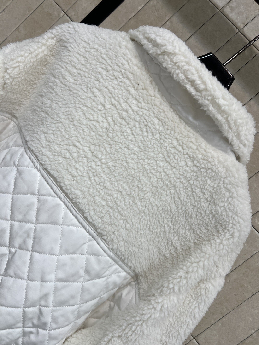 AIo 25秋冬新款 立领羊羔毛外套 以对现代设计的无限热忱 完美诠释精致摩登的设计理念 品牌将创新的材