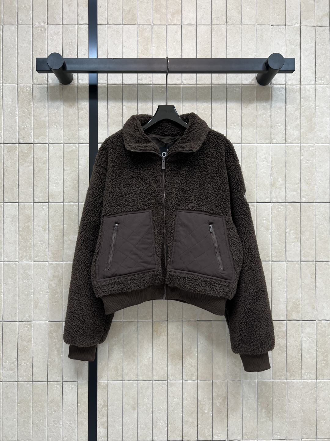 NO:548112,AIo 25 autumn and winter new style stand-up collar lamb fur coat with unlimited enthusiasm for modern design perfectly interprets the exquisite and modern design concept. The brand combines innovative materials with exquisite concepts to create exquisite and elegant items. Soft and comfortable lamb fur grain coat. Daily matching is limitless. Warm and practical wear is super high-end. 3-color three-code SML,,jackets & coats,alexander wang19860909AIo 25秋冬新款 立领羊羔毛外套 以对现代设计的无限热忱 完美诠释精致摩登的设计理念 品牌将创新的材质与精致的理念相结合 打造出精致优雅的单品 柔软舒适的羊羔毛颗粒感外套 日常搭配无极限 保暖实穿超高级 3色三码 SML,,jackets & coats,alexander wang,Women's clothing