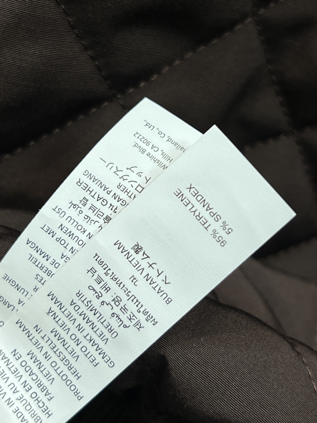 AIo 25秋冬新款 立领羊羔毛外套 以对现代设计的无限热忱 完美诠释精致摩登的设计理念 品牌将创新的材