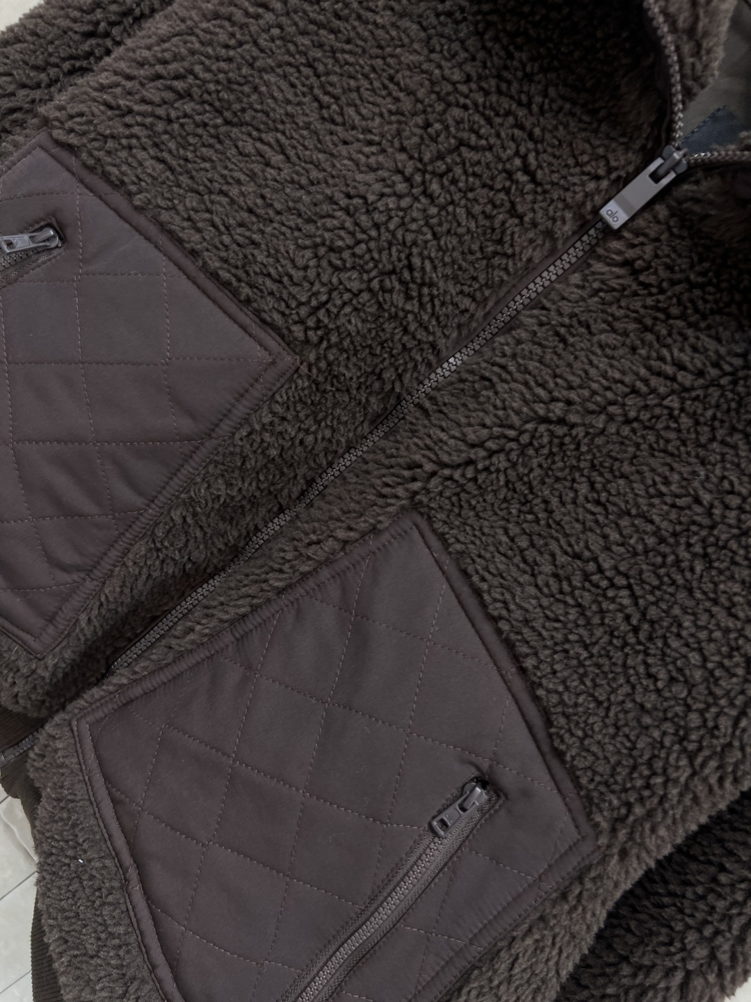 AIo 25秋冬新款 立领羊羔毛外套 以对现代设计的无限热忱 完美诠释精致摩登的设计理念 品牌将创新的材