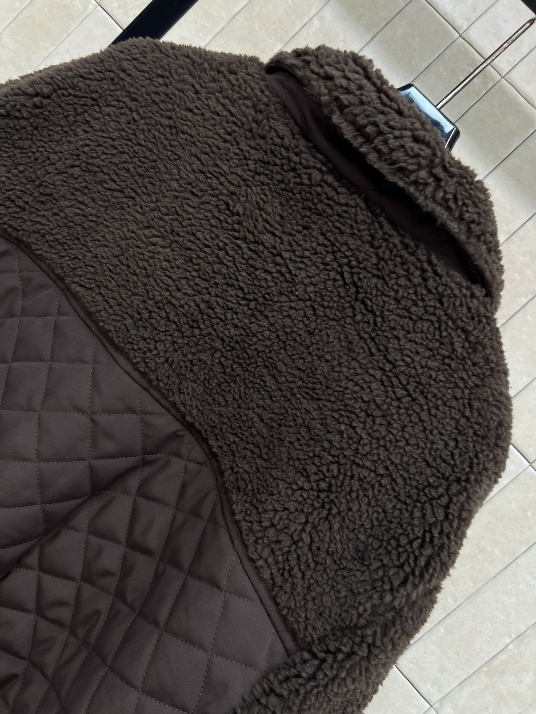 AIo 25秋冬新款 立领羊羔毛外套 以对现代设计的无限热忱 完美诠释精致摩登的设计理念 品牌将创新的材