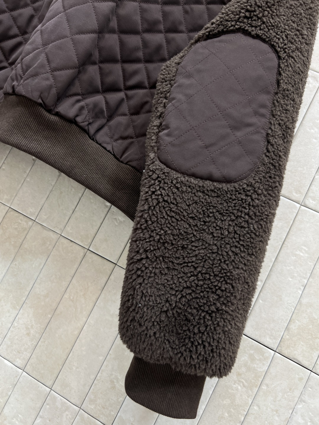 AIo 25秋冬新款 立领羊羔毛外套 以对现代设计的无限热忱 完美诠释精致摩登的设计理念 品牌将创新的材