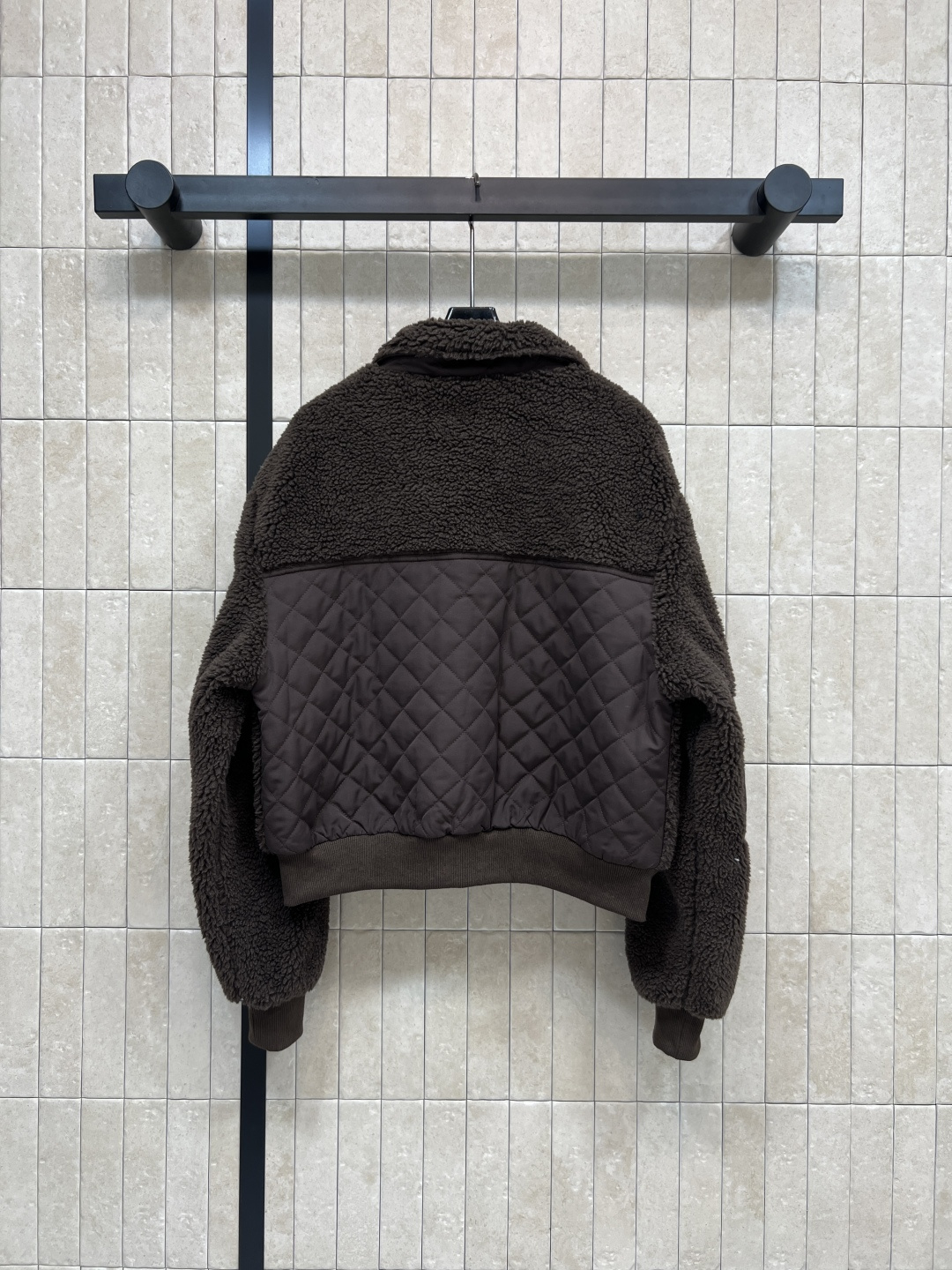 AIo 25秋冬新款 立领羊羔毛外套 以对现代设计的无限热忱 完美诠释精致摩登的设计理念 品牌将创新的材