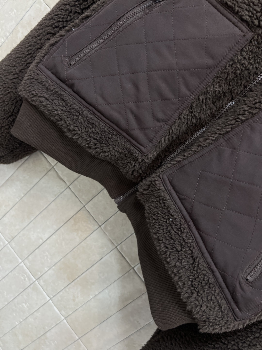 AIo 25秋冬新款 立领羊羔毛外套 以对现代设计的无限热忱 完美诠释精致摩登的设计理念 品牌将创新的材