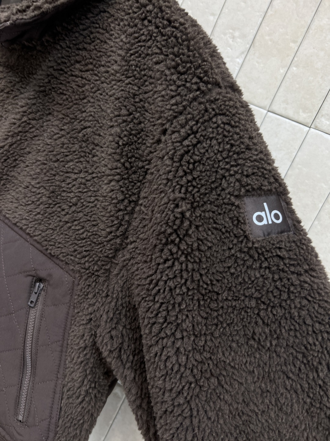 AIo 25秋冬新款 立领羊羔毛外套 以对现代设计的无限热忱 完美诠释精致摩登的设计理念 品牌将创新的材